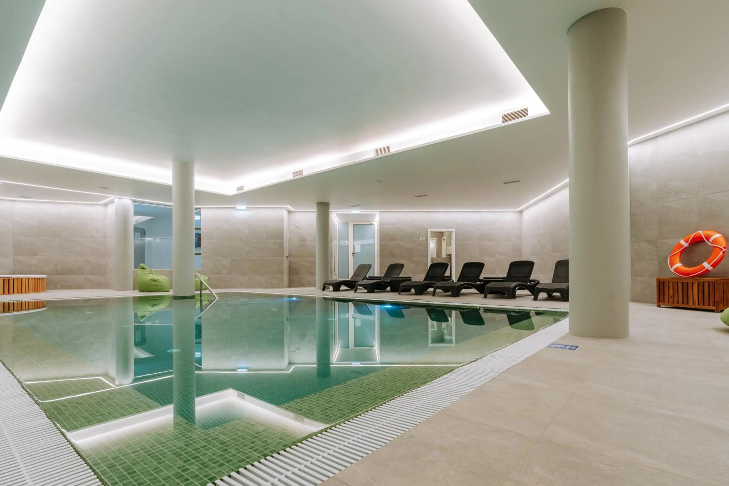 Swimming pool in Hotel Euro Moniz