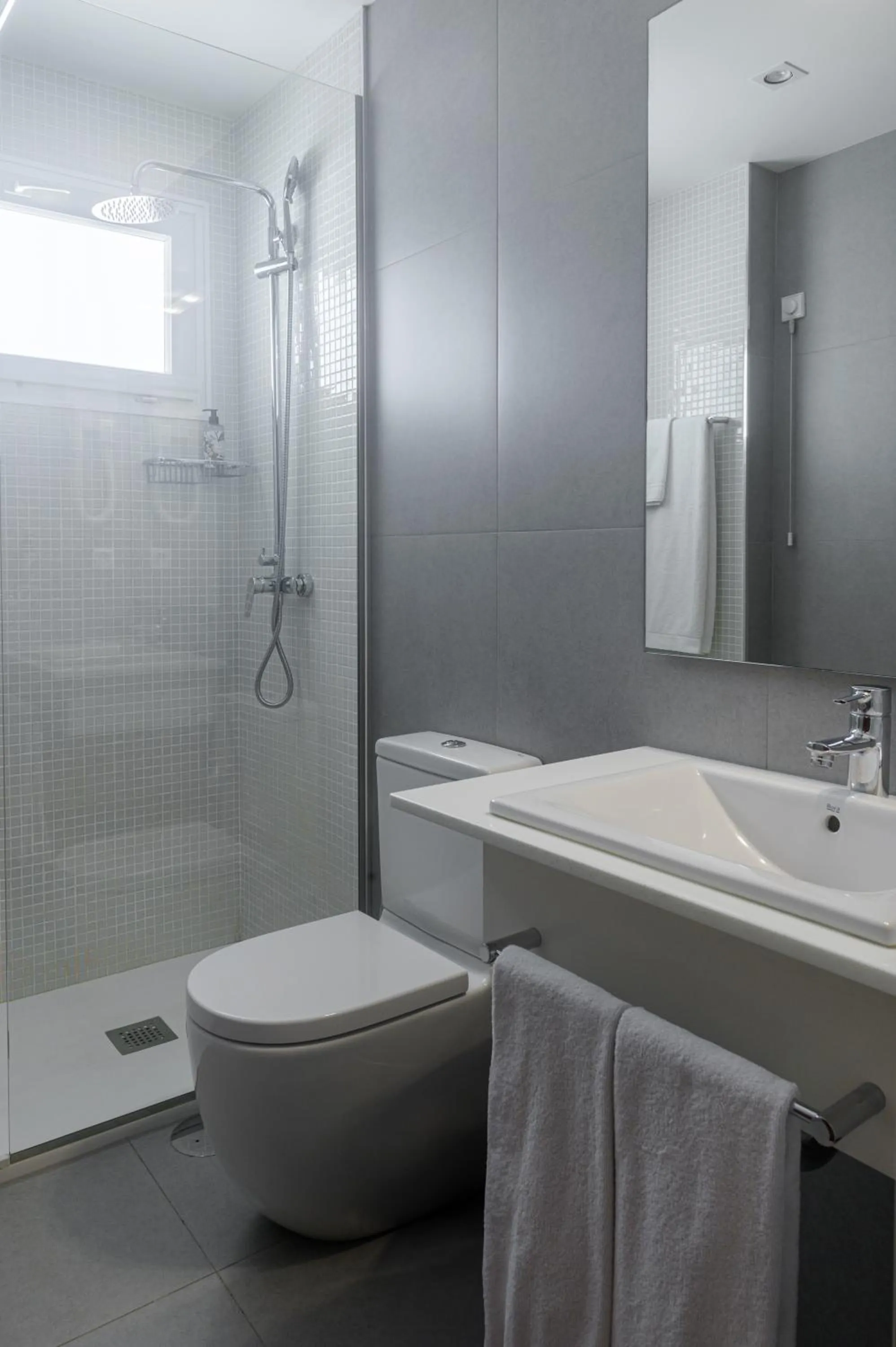 Shower in Hotel Torre Mar