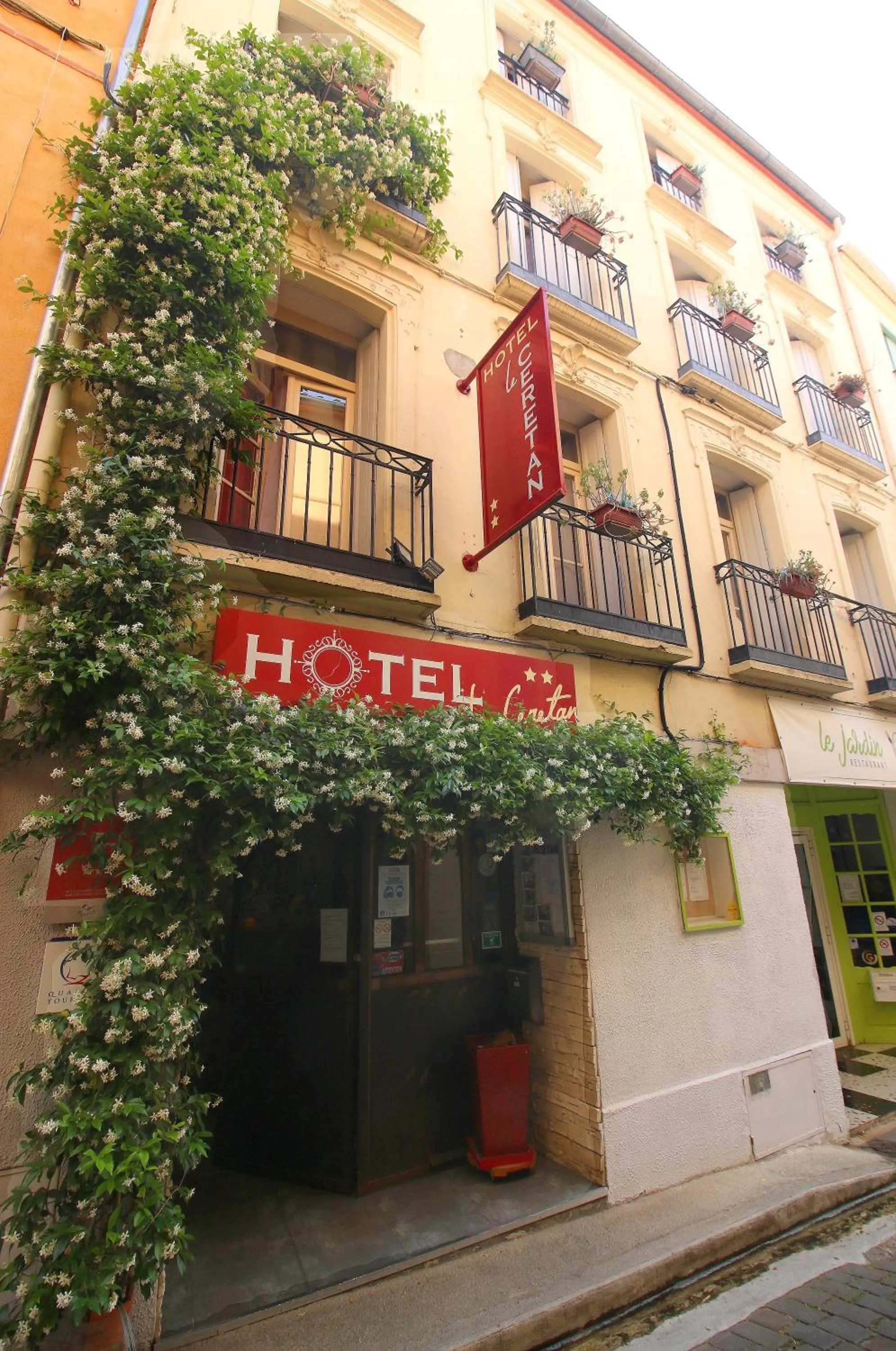 Property building in Le Cérétan Hôtel