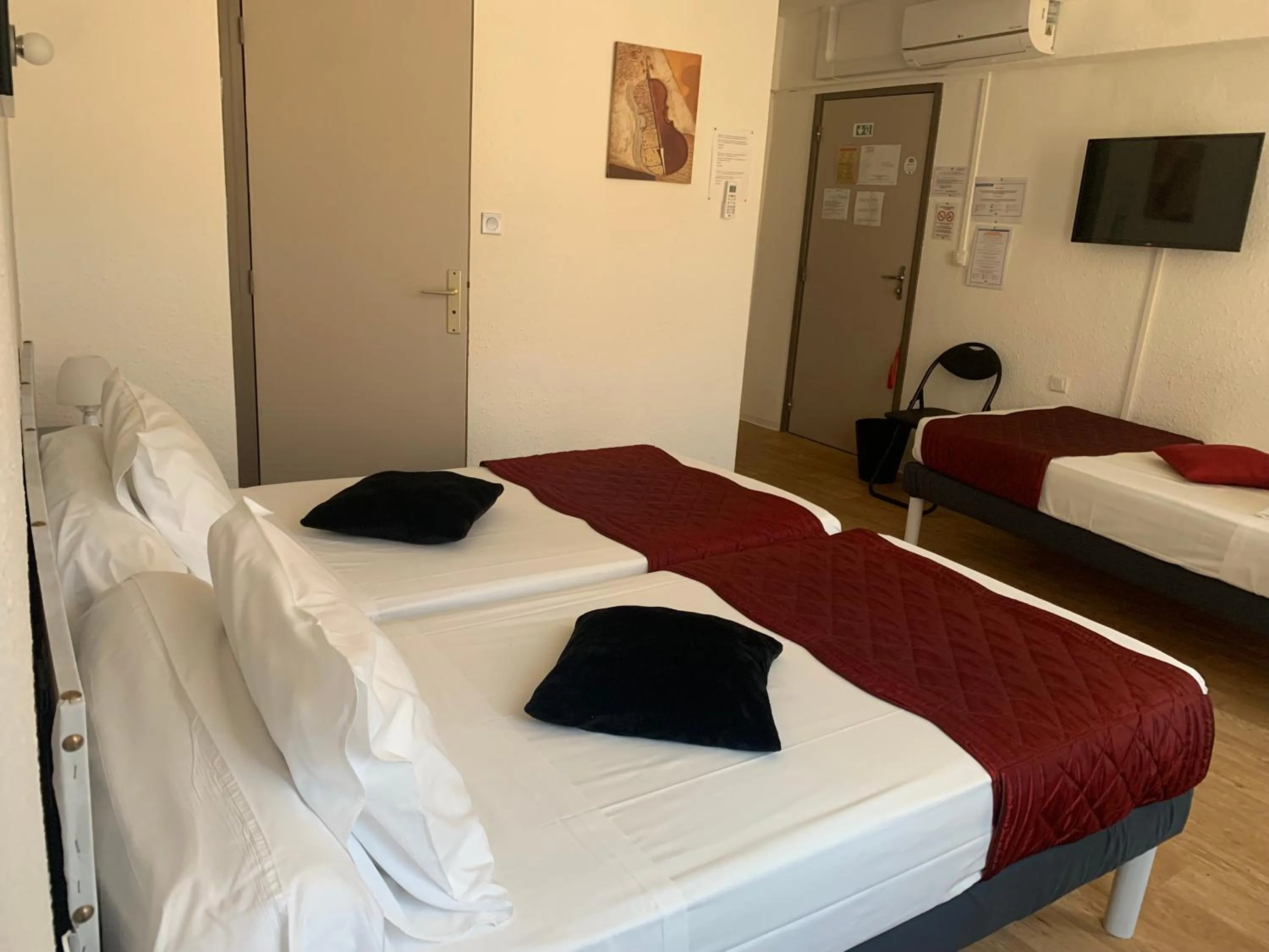 Bed in Le Cérétan Hôtel