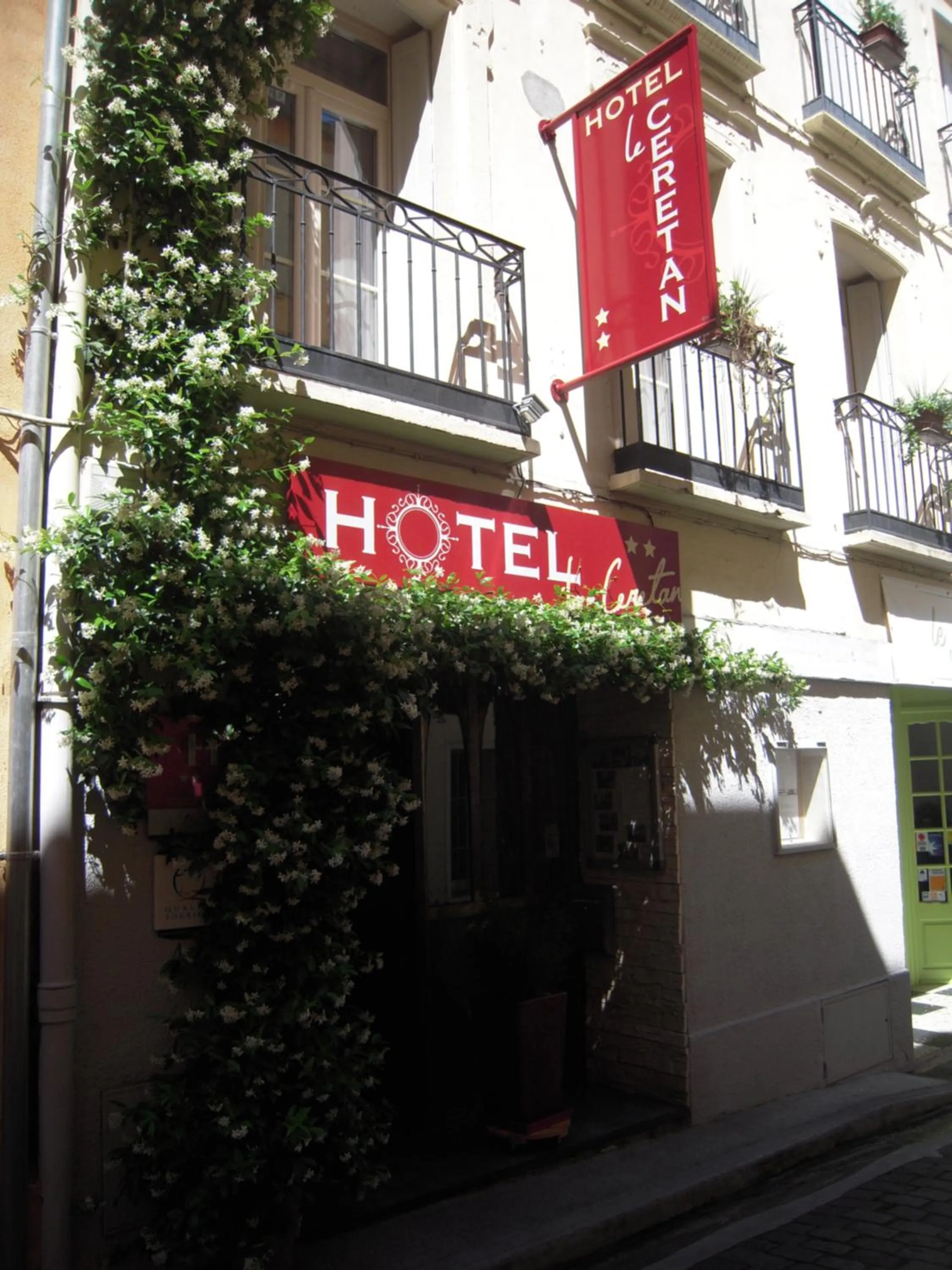 Property building in Le Cérétan Hôtel