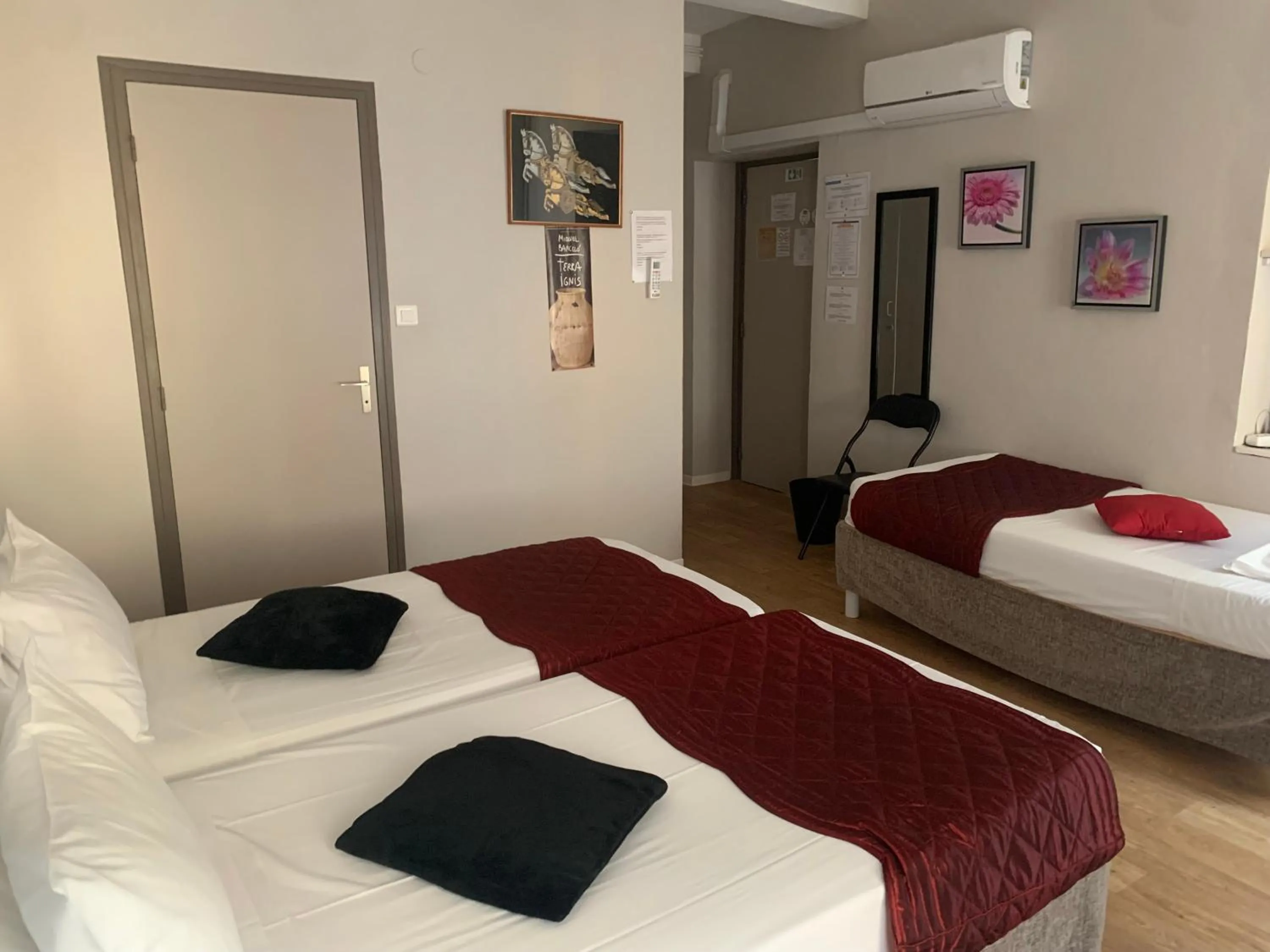 Bed in Le Cérétan Hôtel