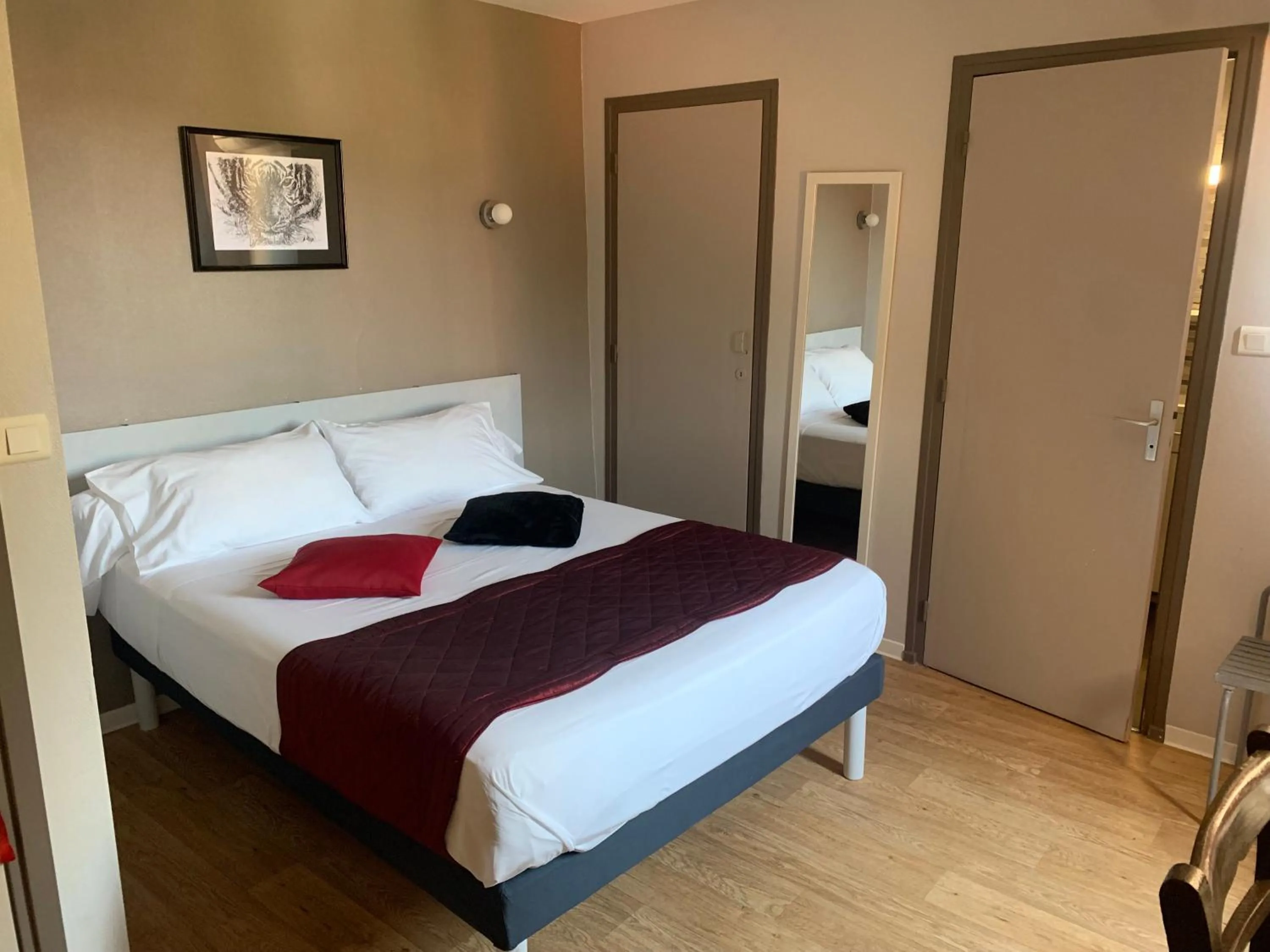 Bed in Le Cérétan Hôtel