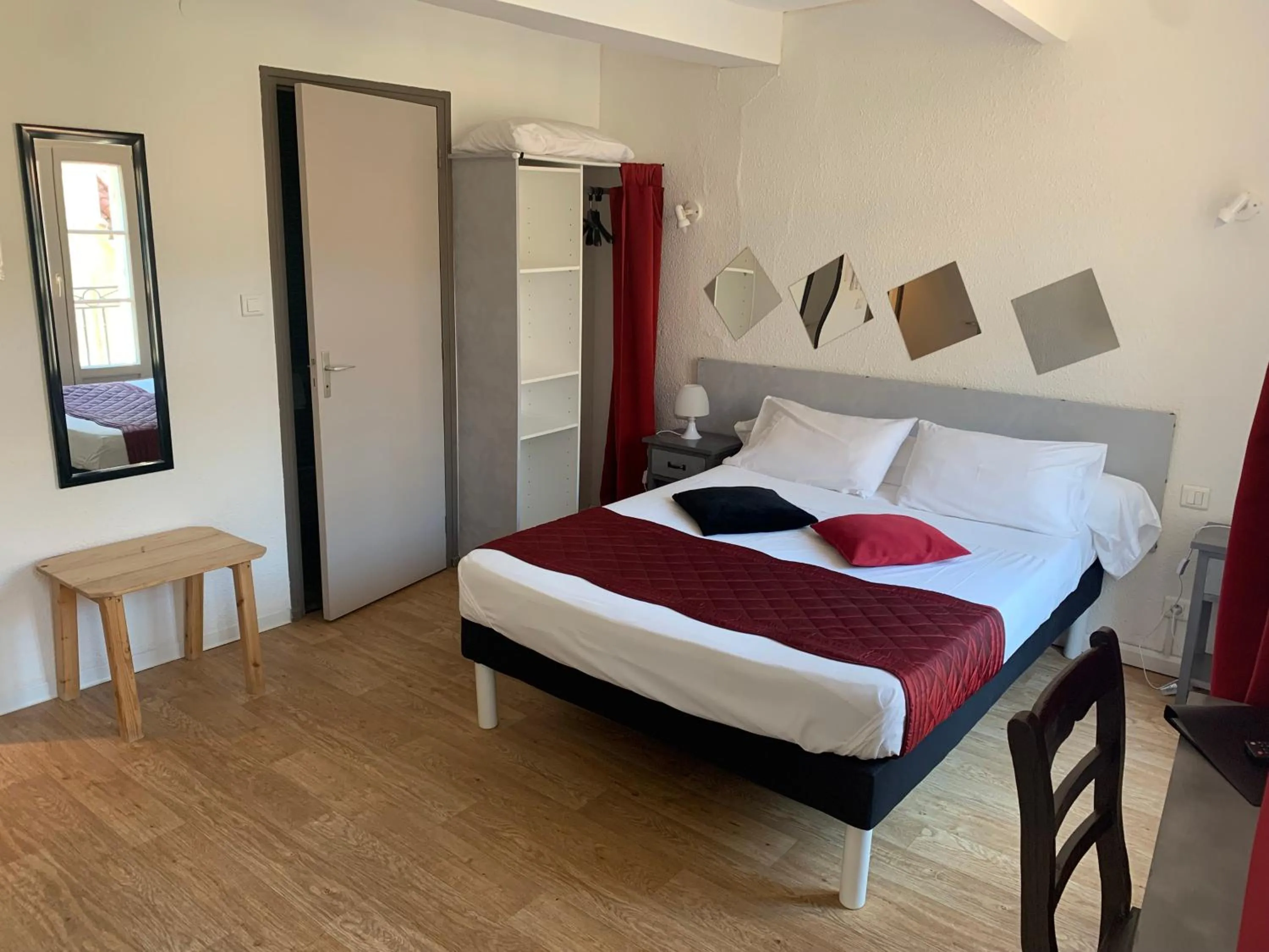 Bed in Le Cérétan Hôtel