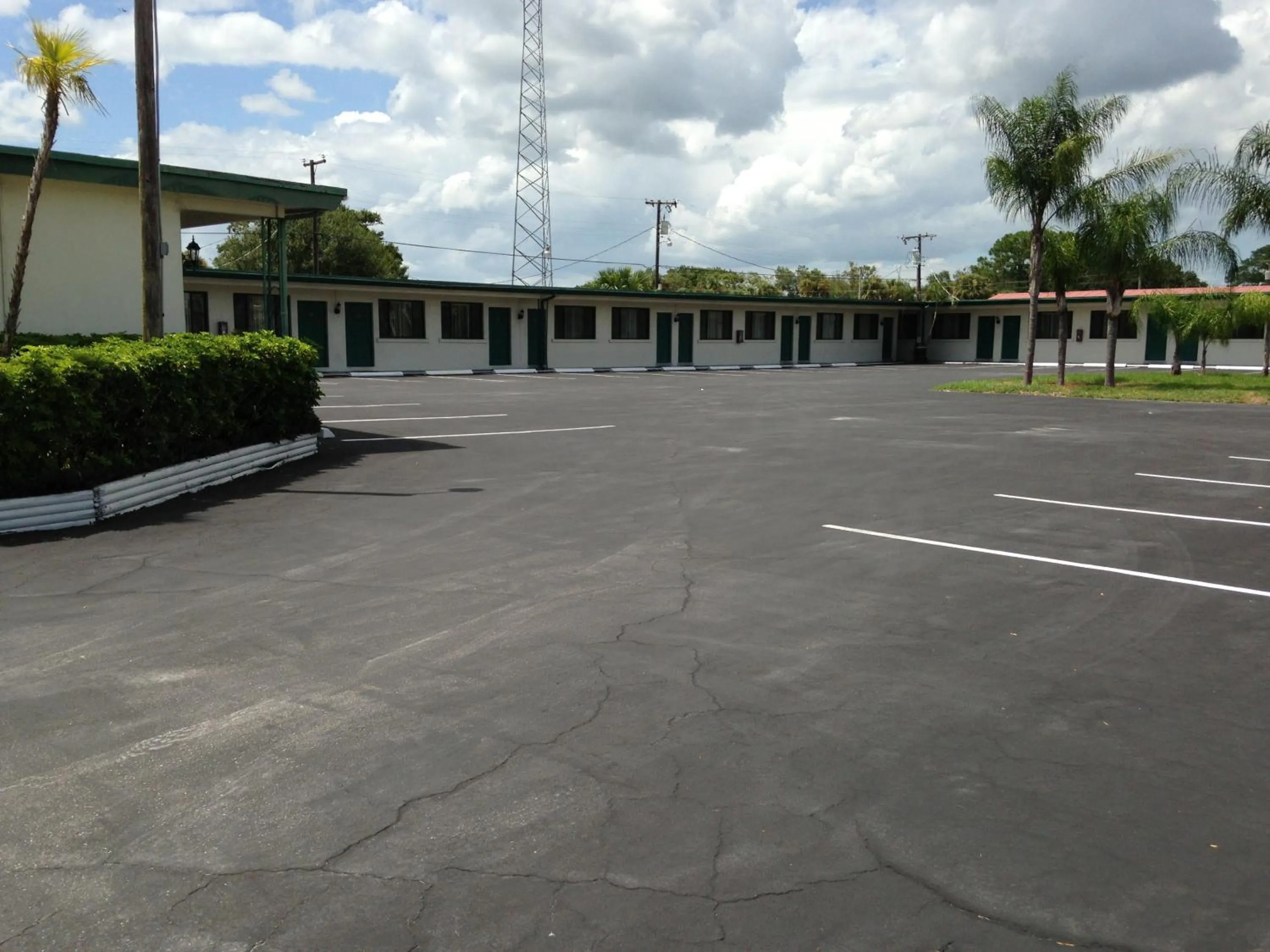Property building in Economy Inn Okeechobee