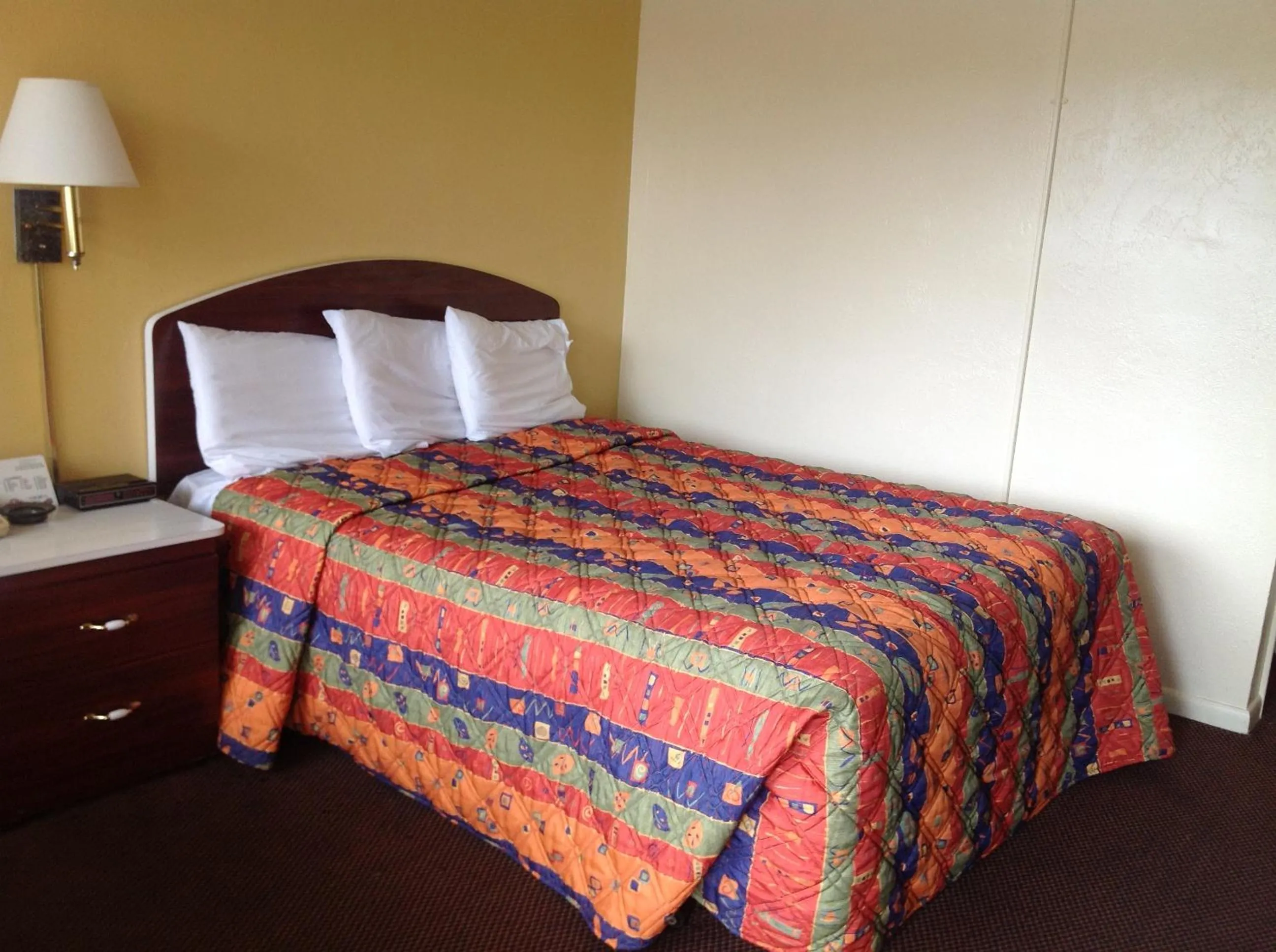 Bed in Economy Inn Okeechobee