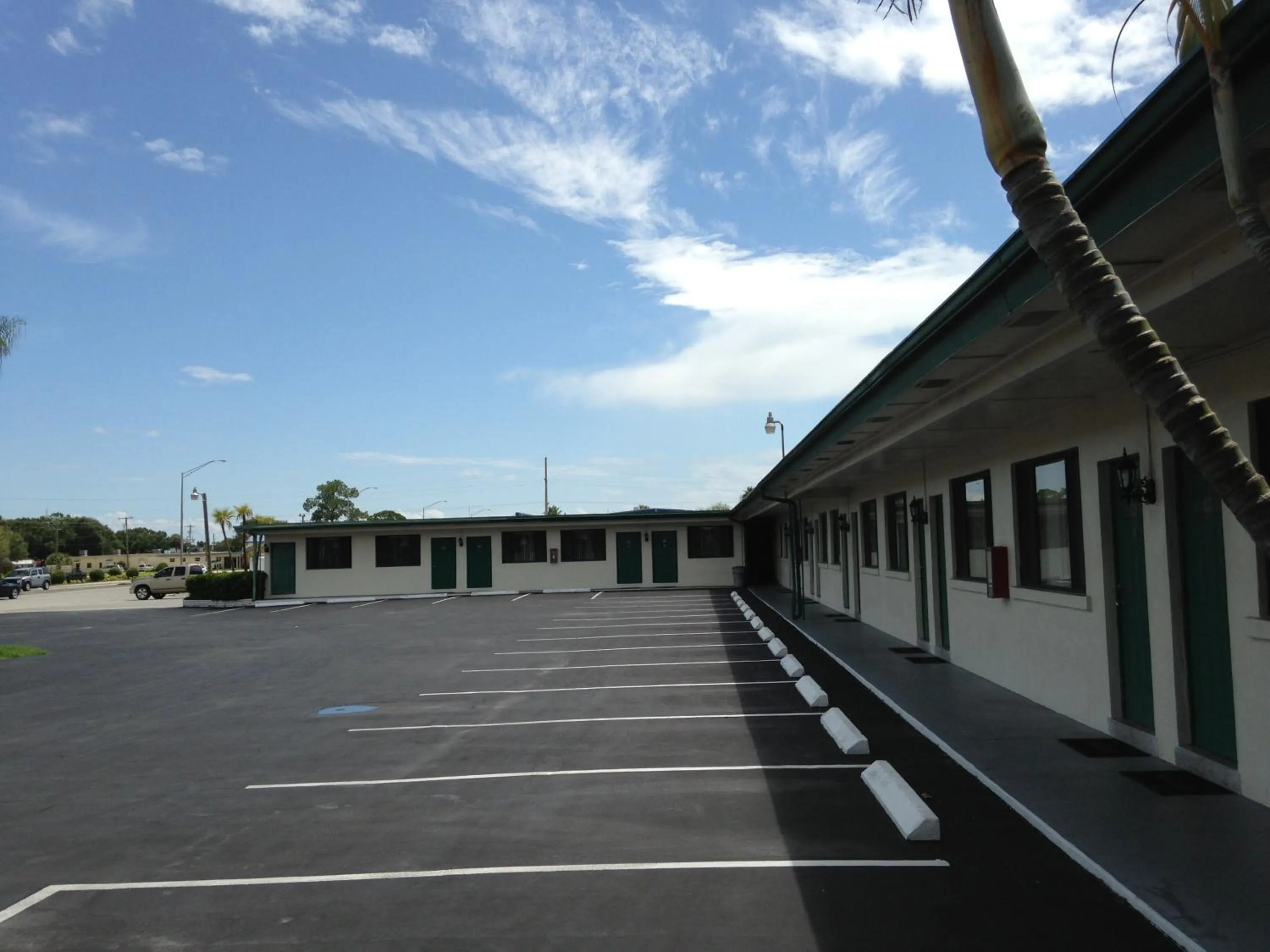 Property building in Economy Inn Okeechobee
