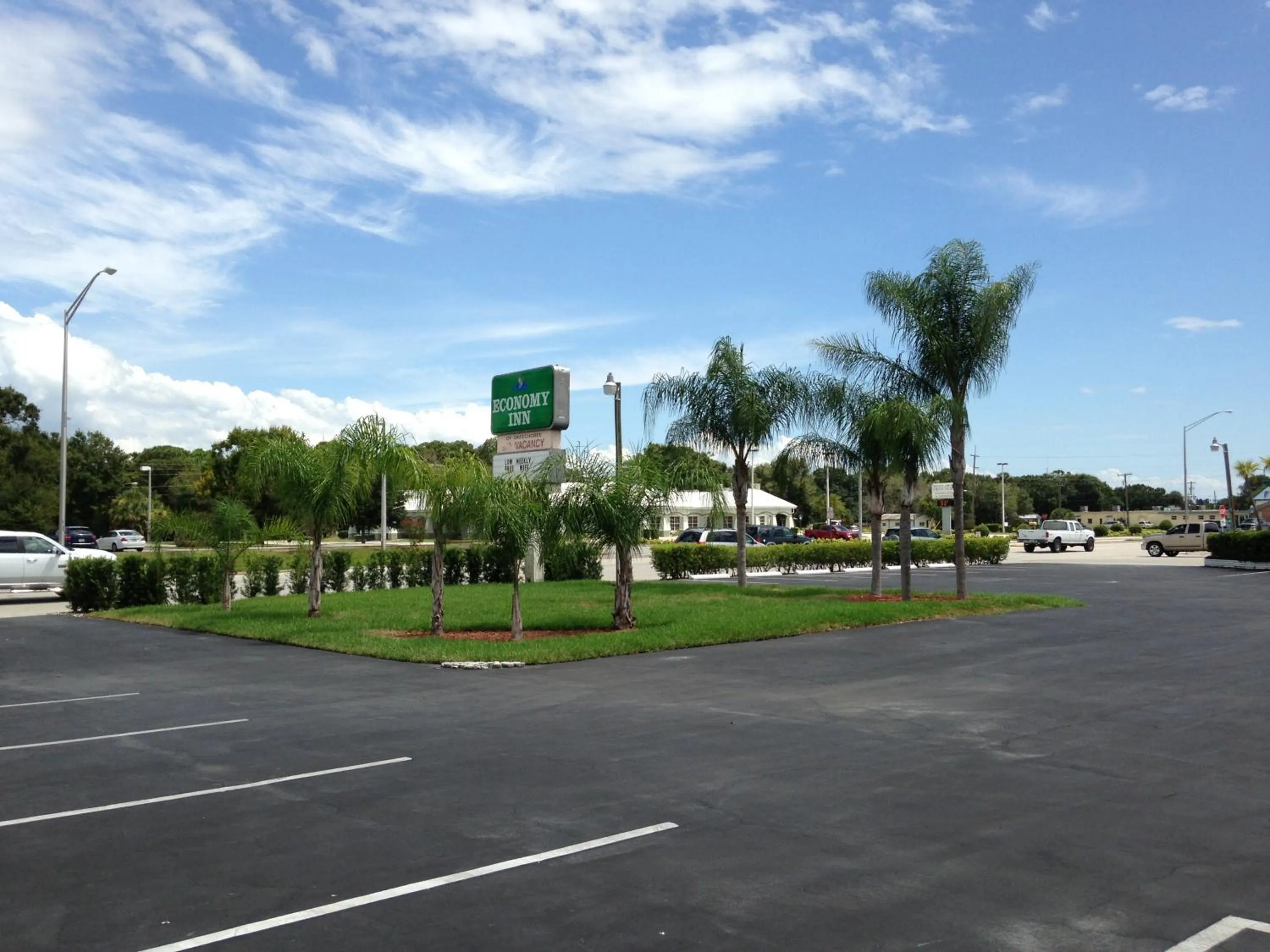 Property building in Economy Inn Okeechobee