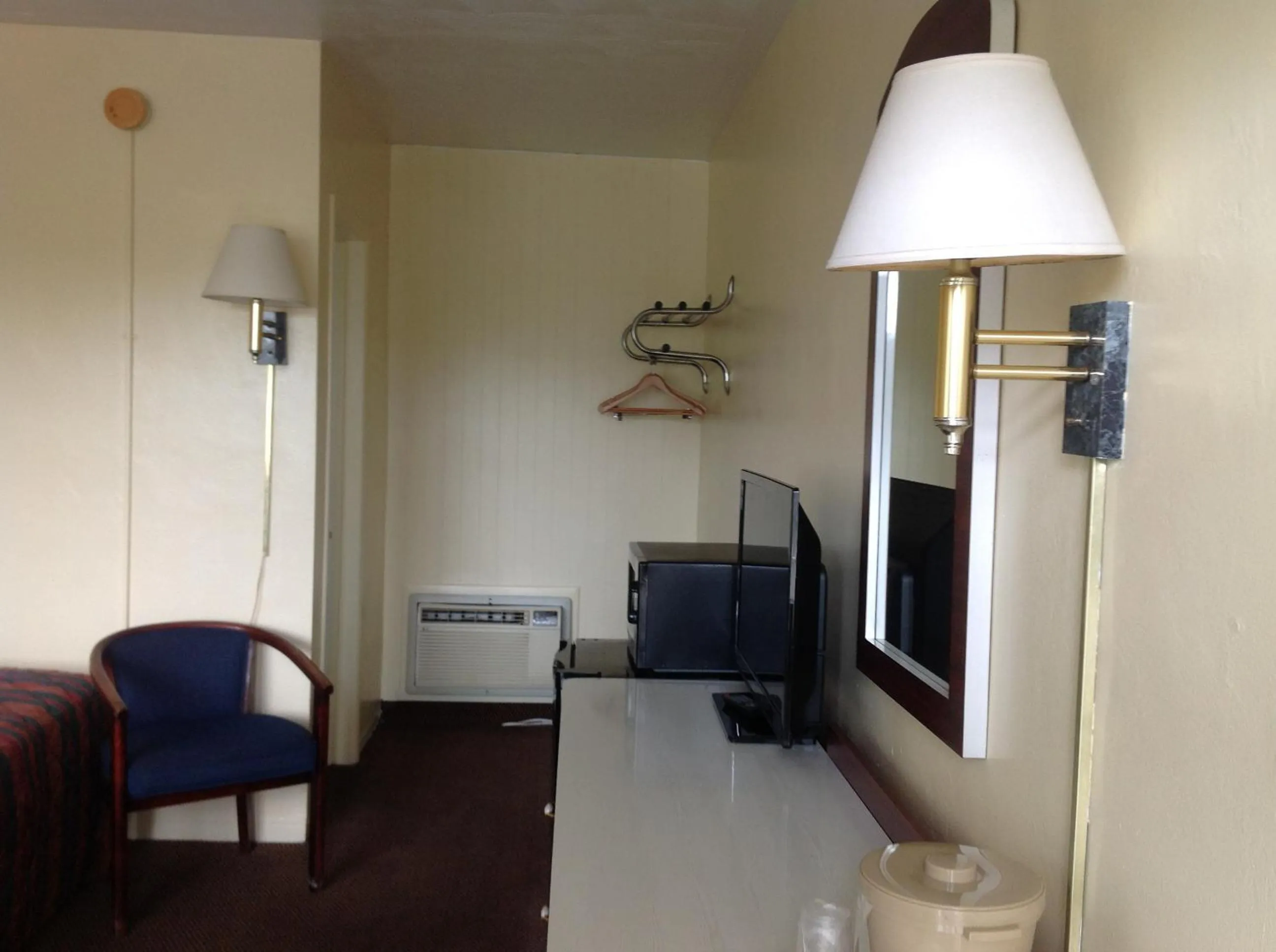 TV and multimedia in Economy Inn Okeechobee