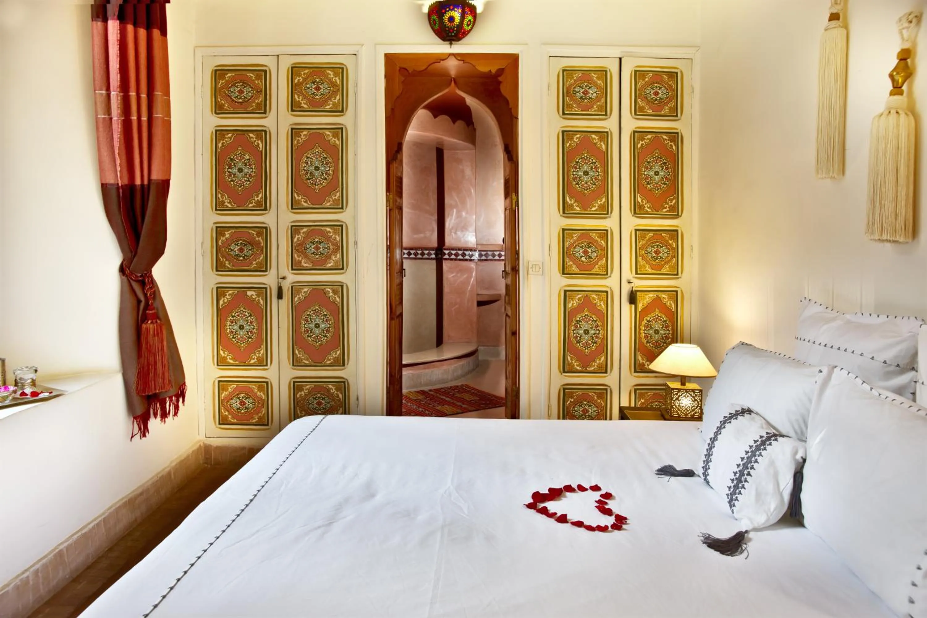 Photo of the whole room, Bed in Riad Al Loune