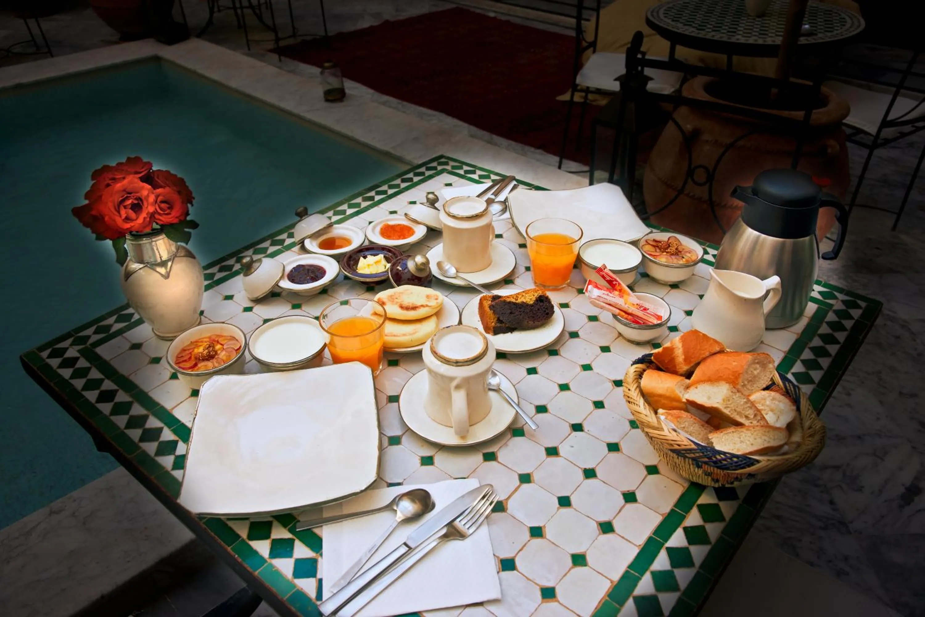 Restaurant/places to eat in Riad Al Loune