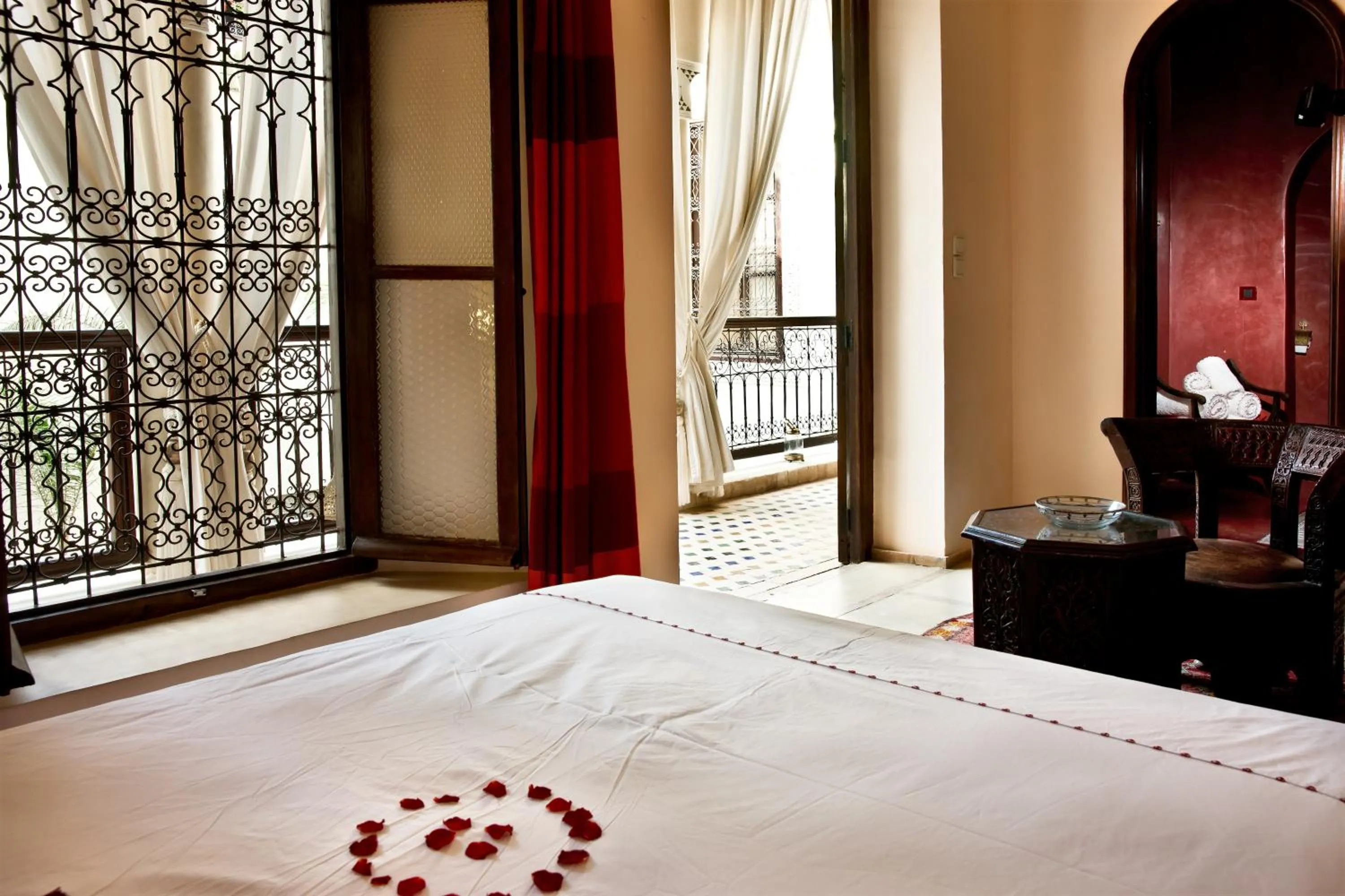 Photo of the whole room, Bed in Riad Al Loune