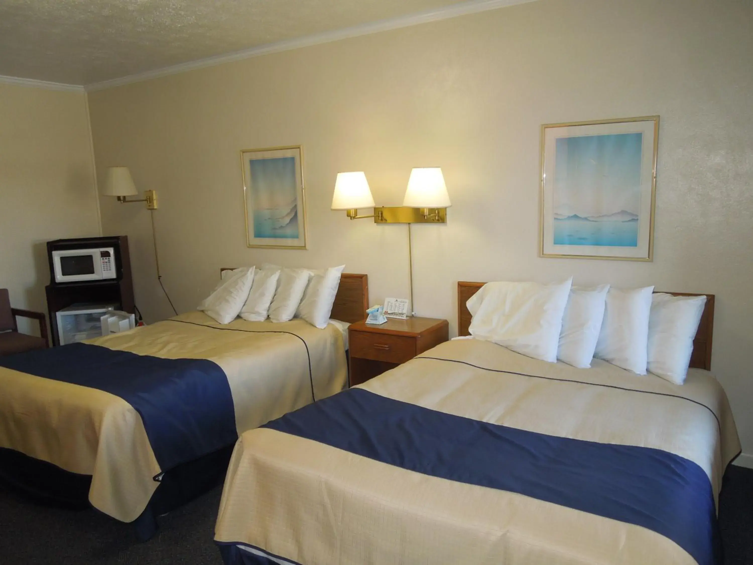 Photo of the whole room, Bed in Arlington Inn Photo of the whole room, Bed in Arlington Inn