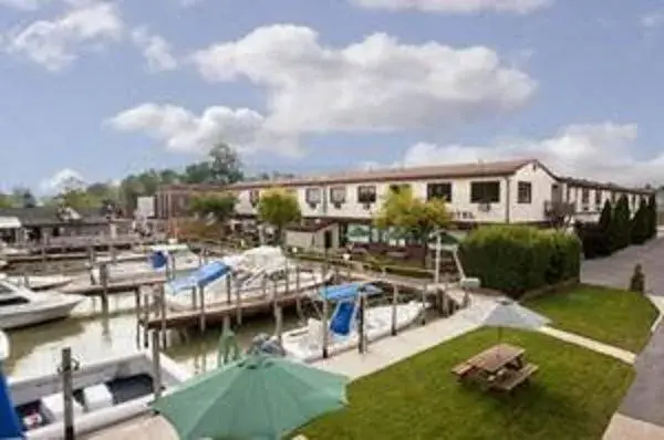 Facade/entrance in Arlington Inn Facade/entrance in Arlington Inn