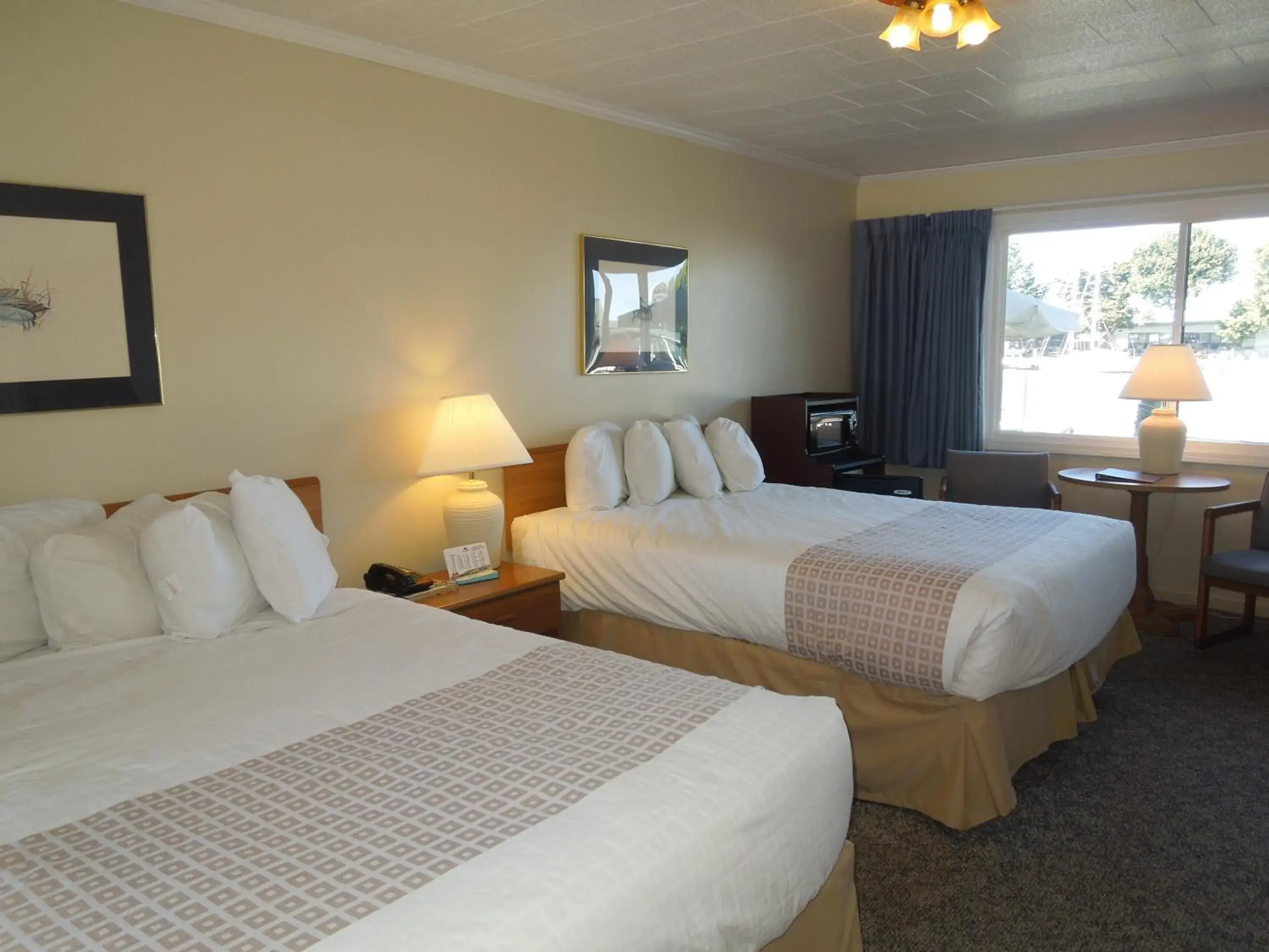 Day, Bed in Arlington Inn Day, Bed in Arlington Inn