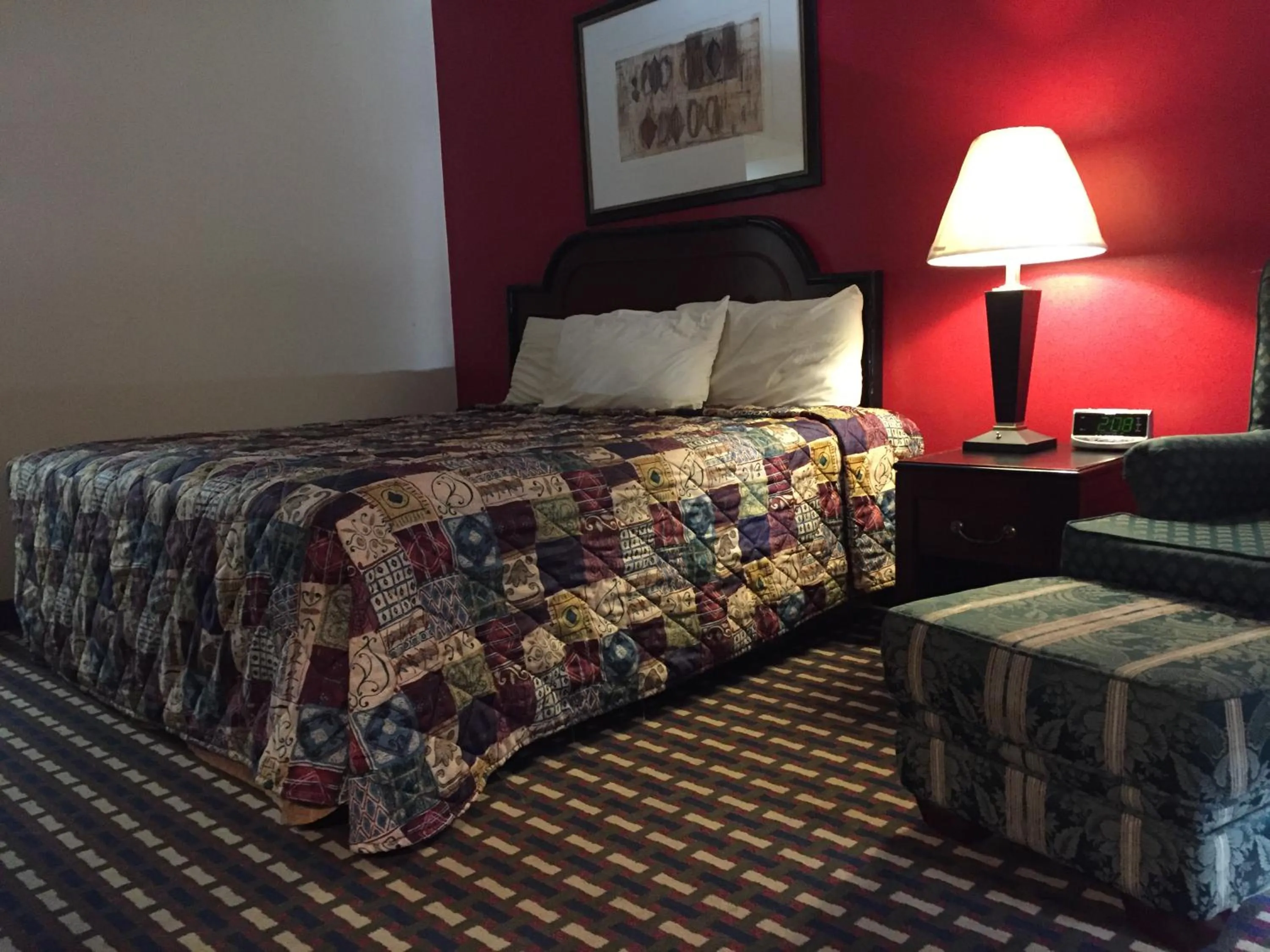 Photo of the whole room, Bed in Parkway Inn