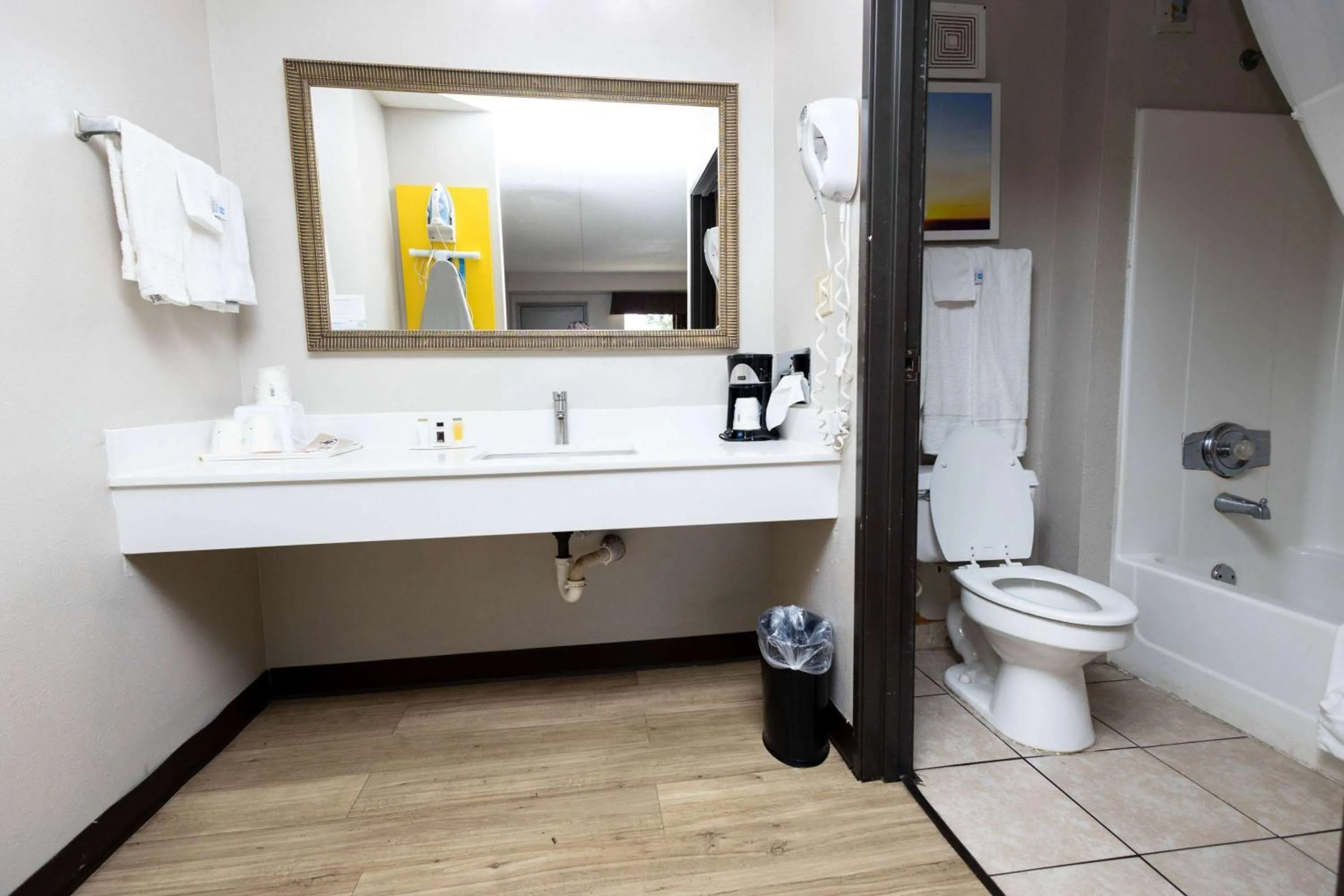 TV and multimedia in Days Inn by Wyndham Dayton Huber Heights Northeast