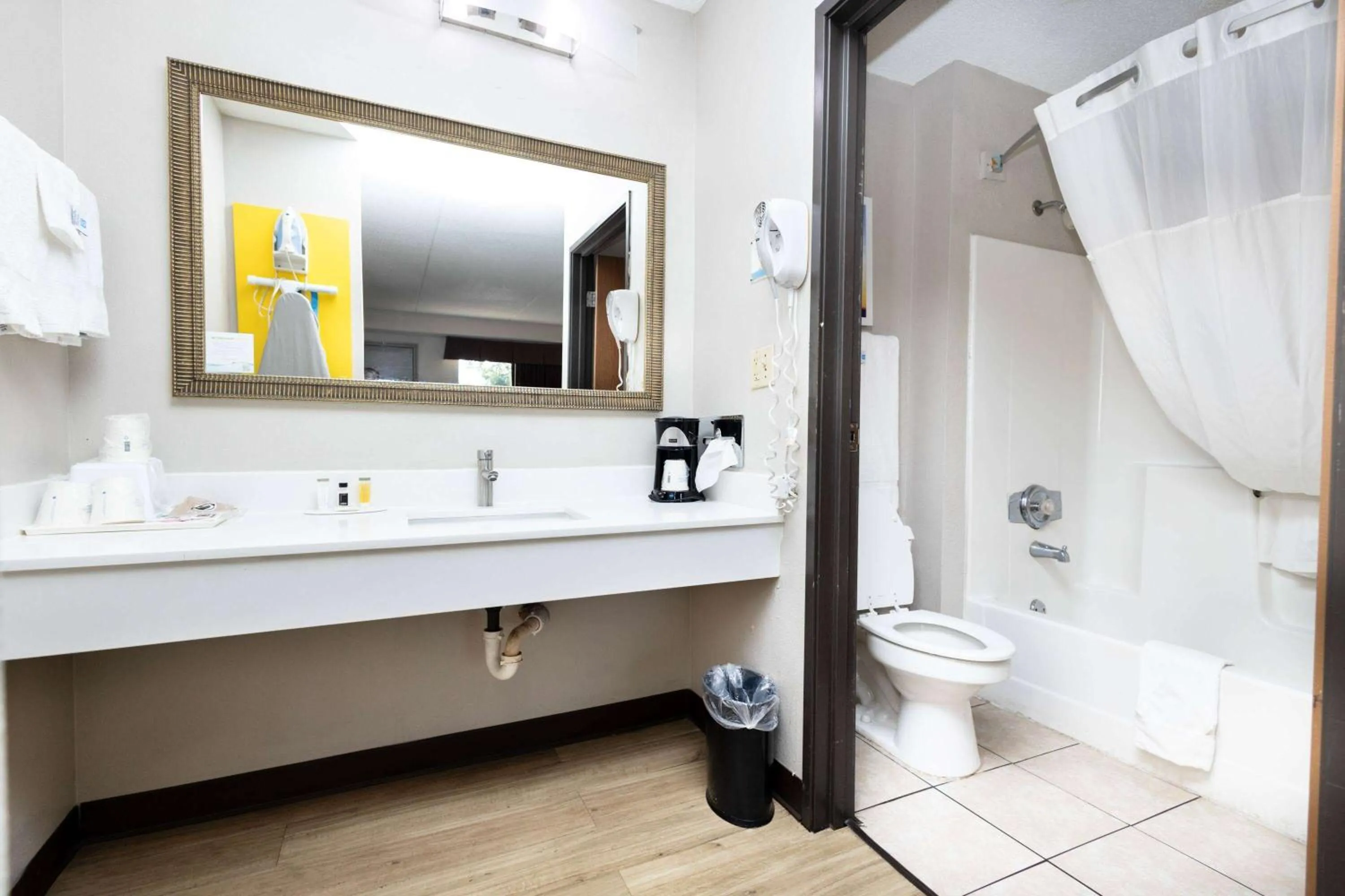 TV and multimedia in Days Inn by Wyndham Dayton Huber Heights Northeast