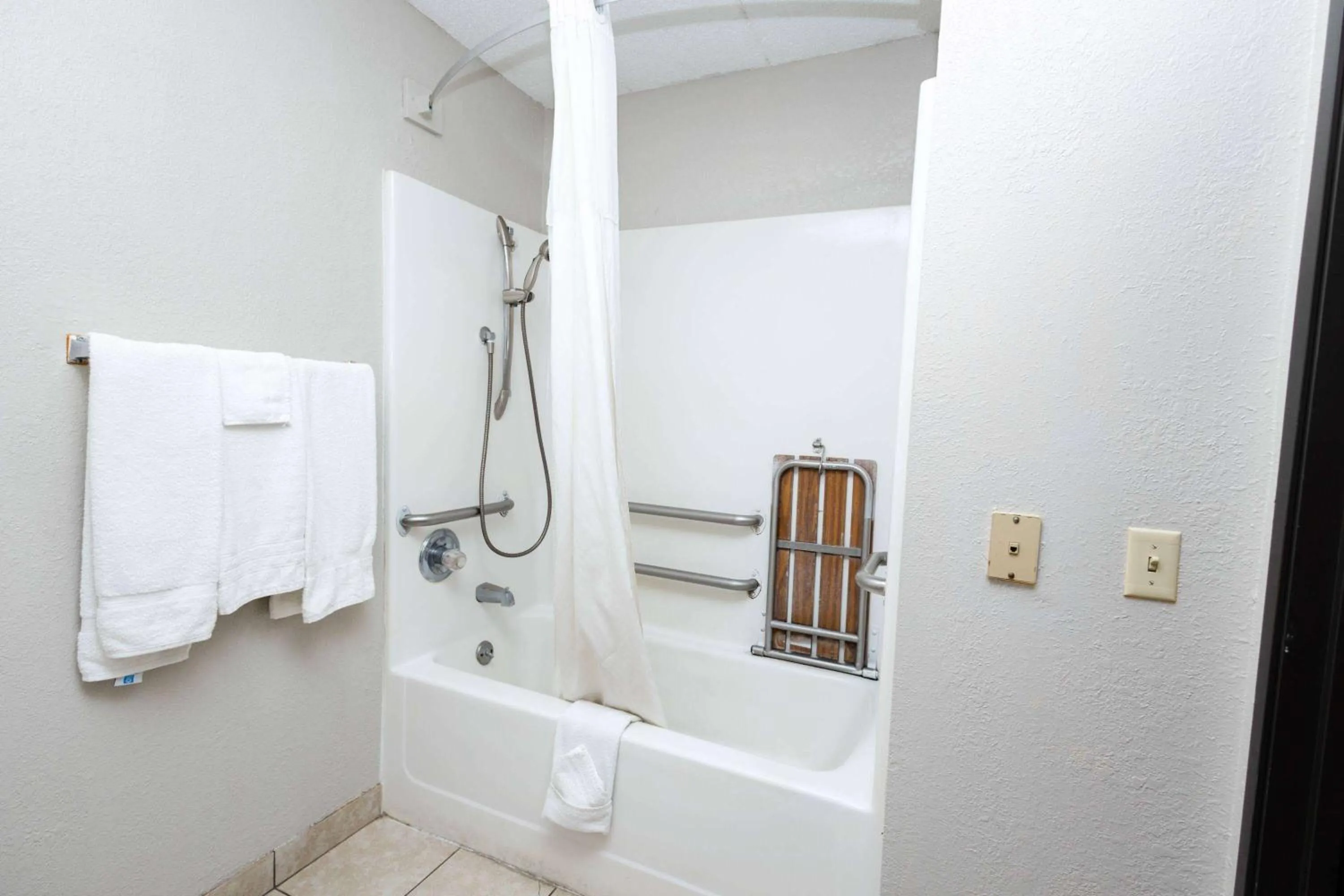 TV and multimedia in Days Inn by Wyndham Dayton Huber Heights Northeast