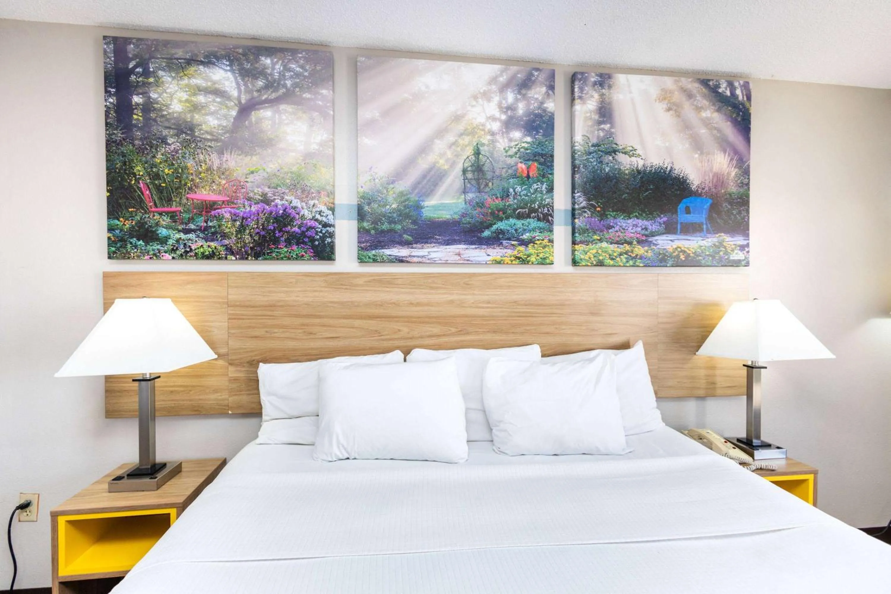 Photo of the whole room, Bed in Days Inn by Wyndham Dayton Huber Heights Northeast