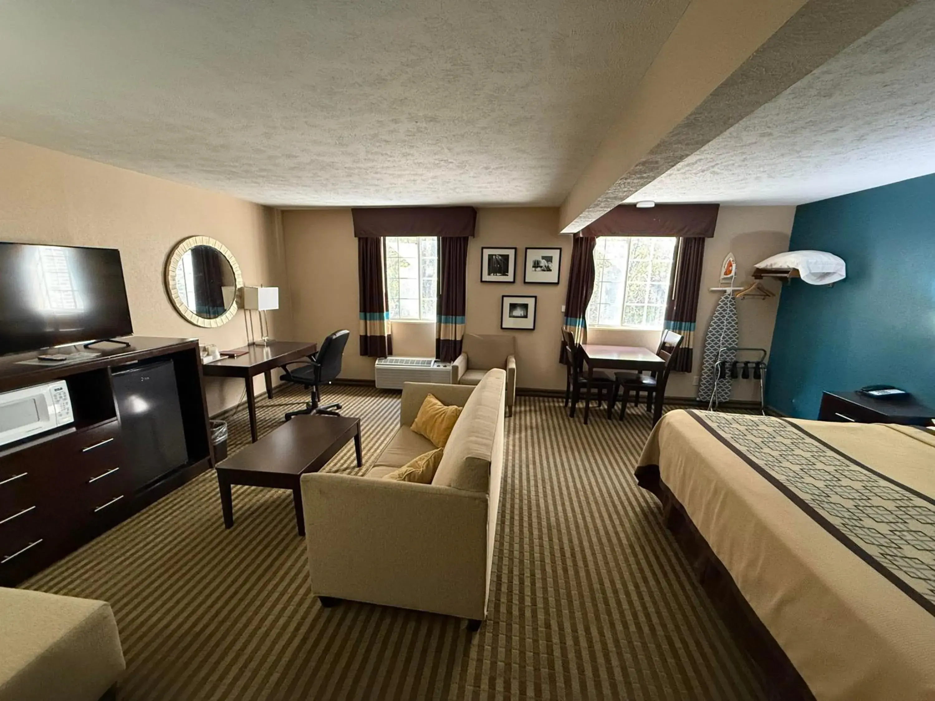 Bedroom, Bed in Victorian Inn Bedroom, Bed in Victorian Inn