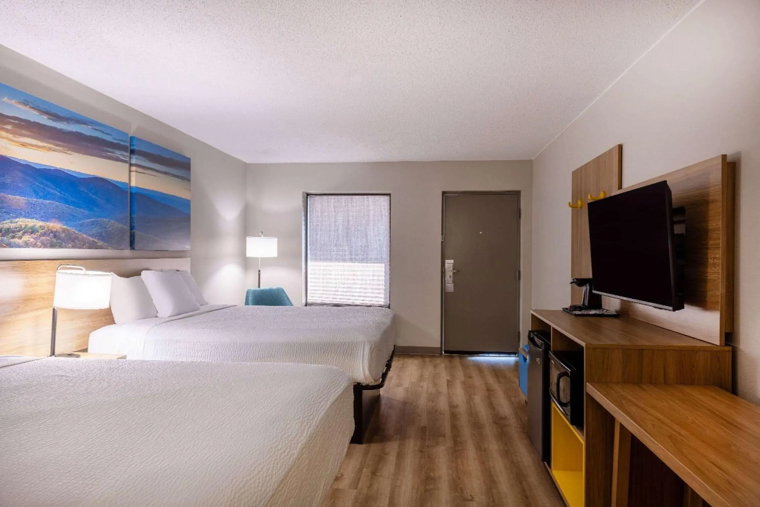 Photo of the whole room, Bed in Days Inn by Wyndham Mooresville Lake Norman Photo of the whole room, Bed in Days Inn by Wyndham Mooresville Lake Norman