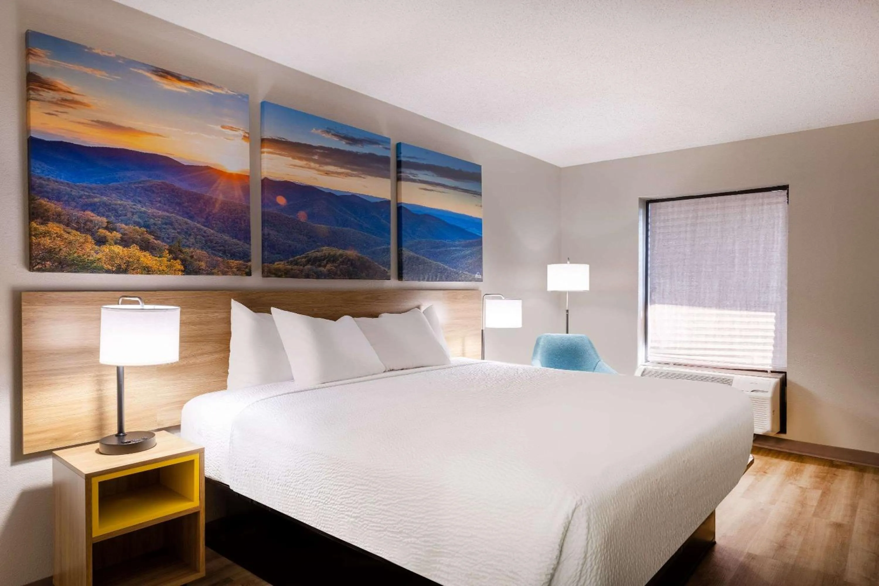 Photo of the whole room, Bed in Days Inn by Wyndham Mooresville Lake Norman