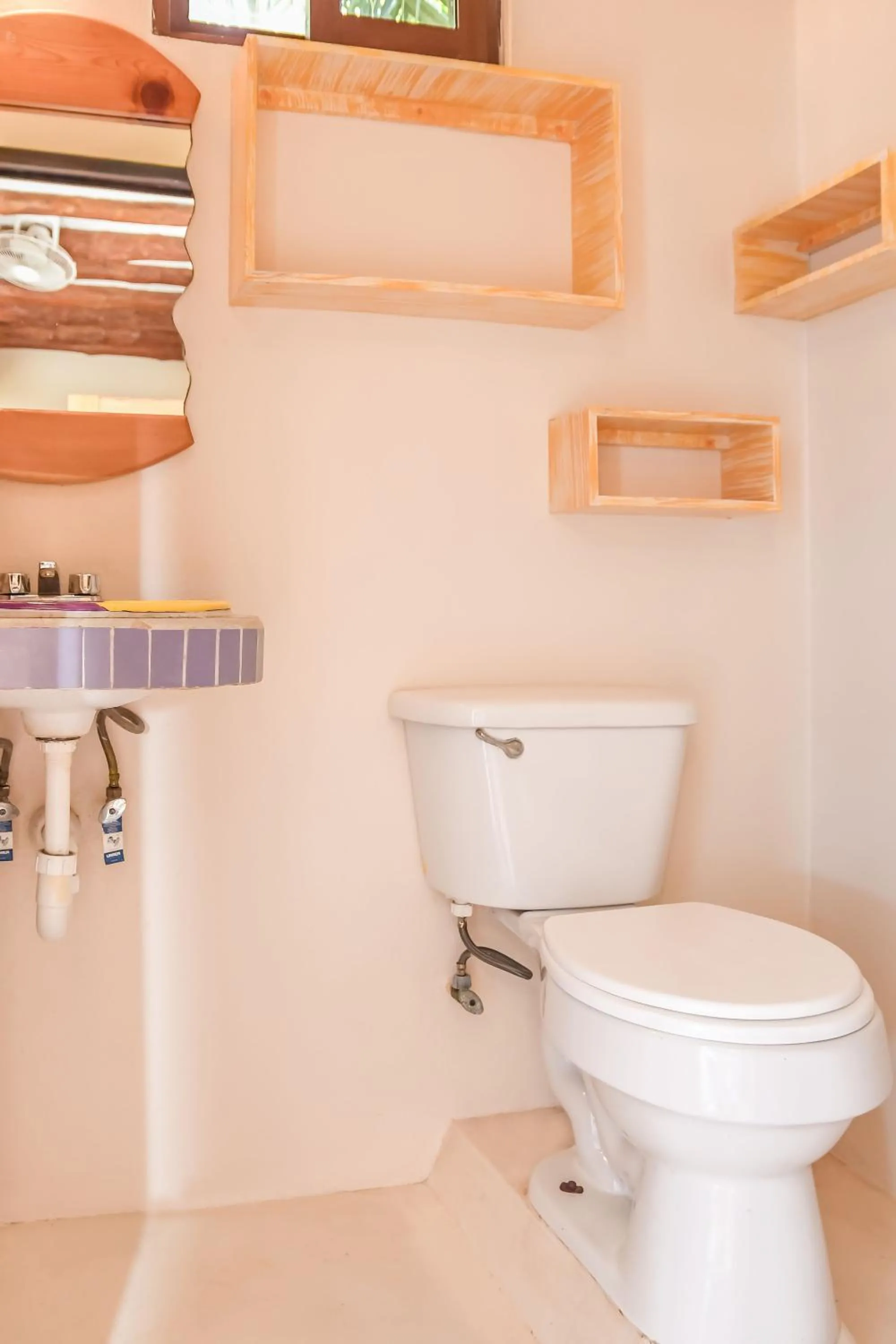 Toilet in Tribu Hostel