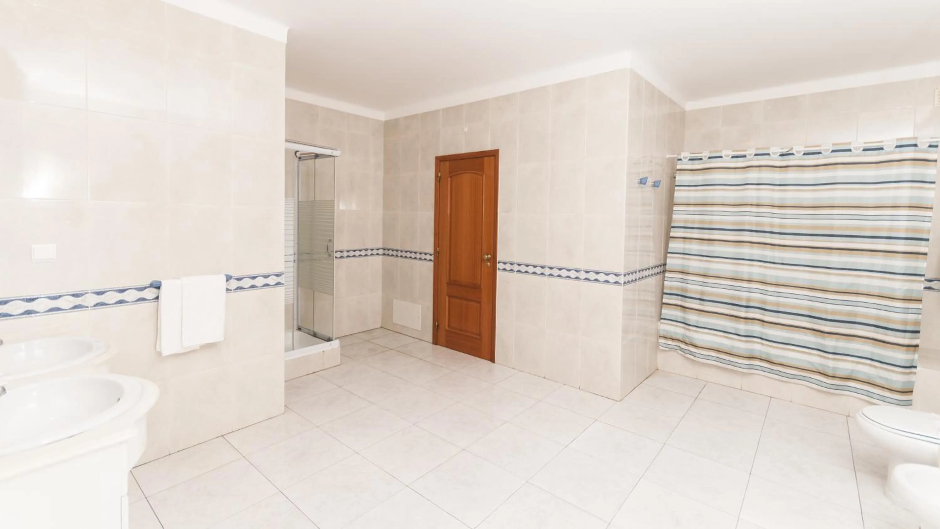 Bathroom in Plaza Real by Atlantichotels