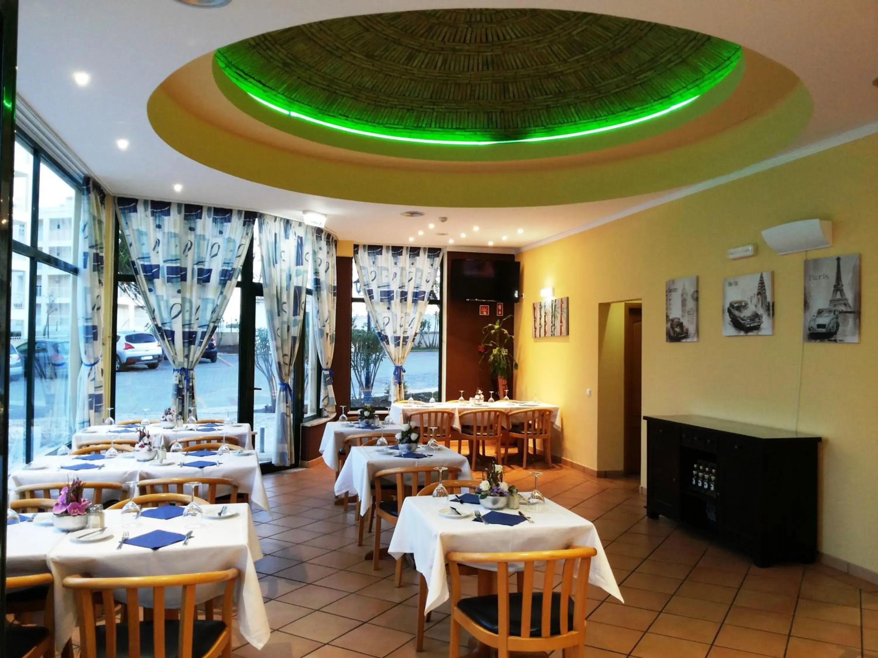 Restaurant/places to eat in Plaza Real by Atlantichotels Restaurant/places to eat in Plaza Real by Atlantichotels