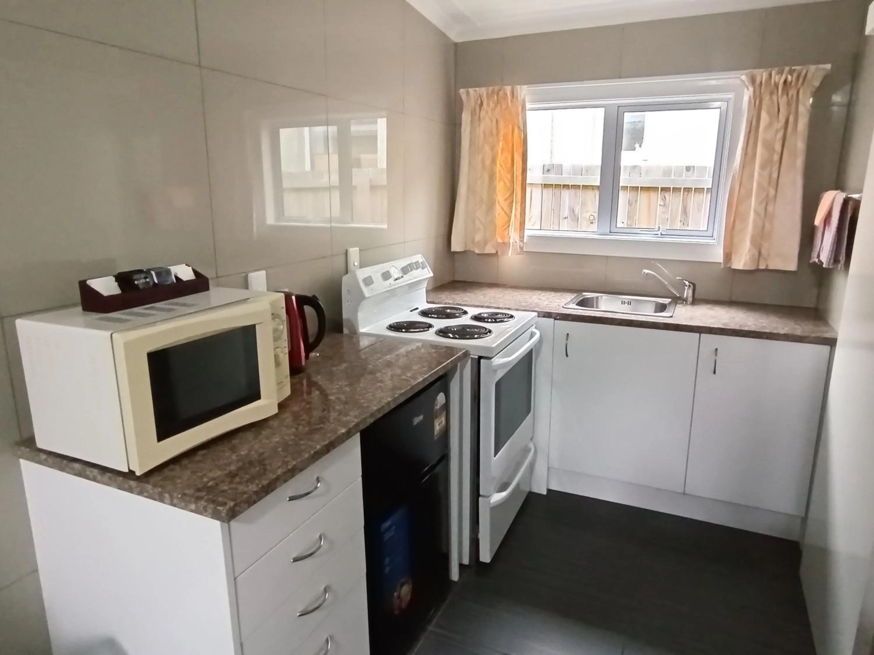 Kitchen or kitchenette in Bayfield Motel and Apartment