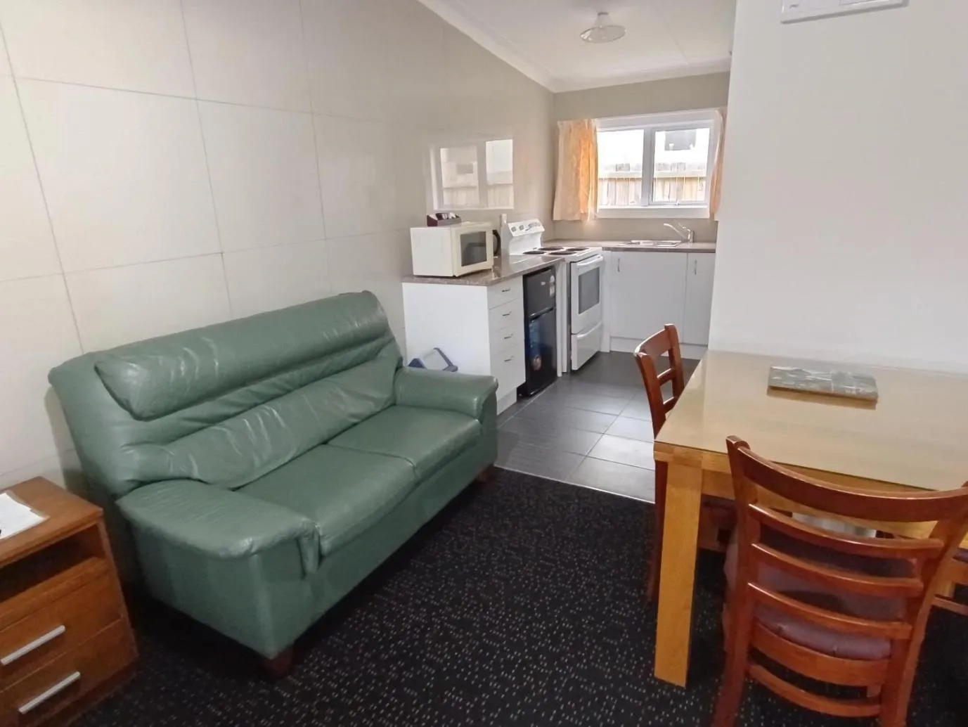 Living room in Bayfield Motel and Apartment