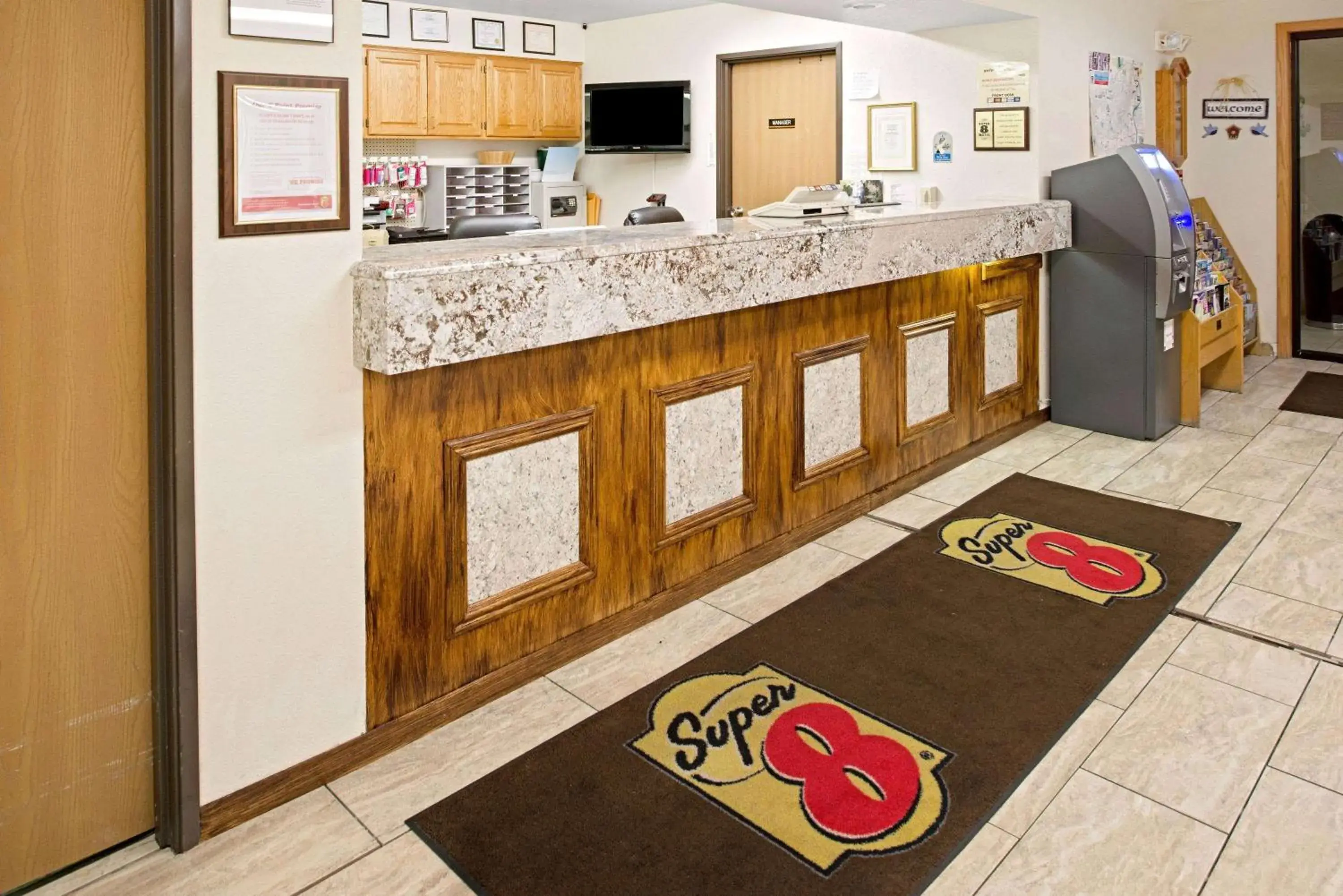 Lobby or reception in Super 8 by Wyndham Omaha Eppley Airport/Carter Lake Lobby or reception in Super 8 by Wyndham Omaha Eppley Airport/Carter Lake