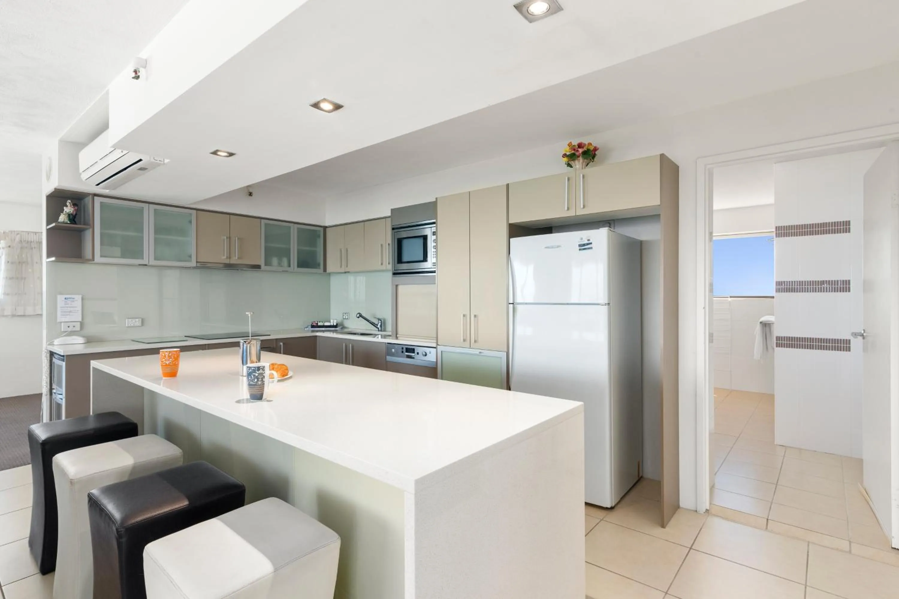 Coffee/tea facilities in Burleigh Esplanade Apartments