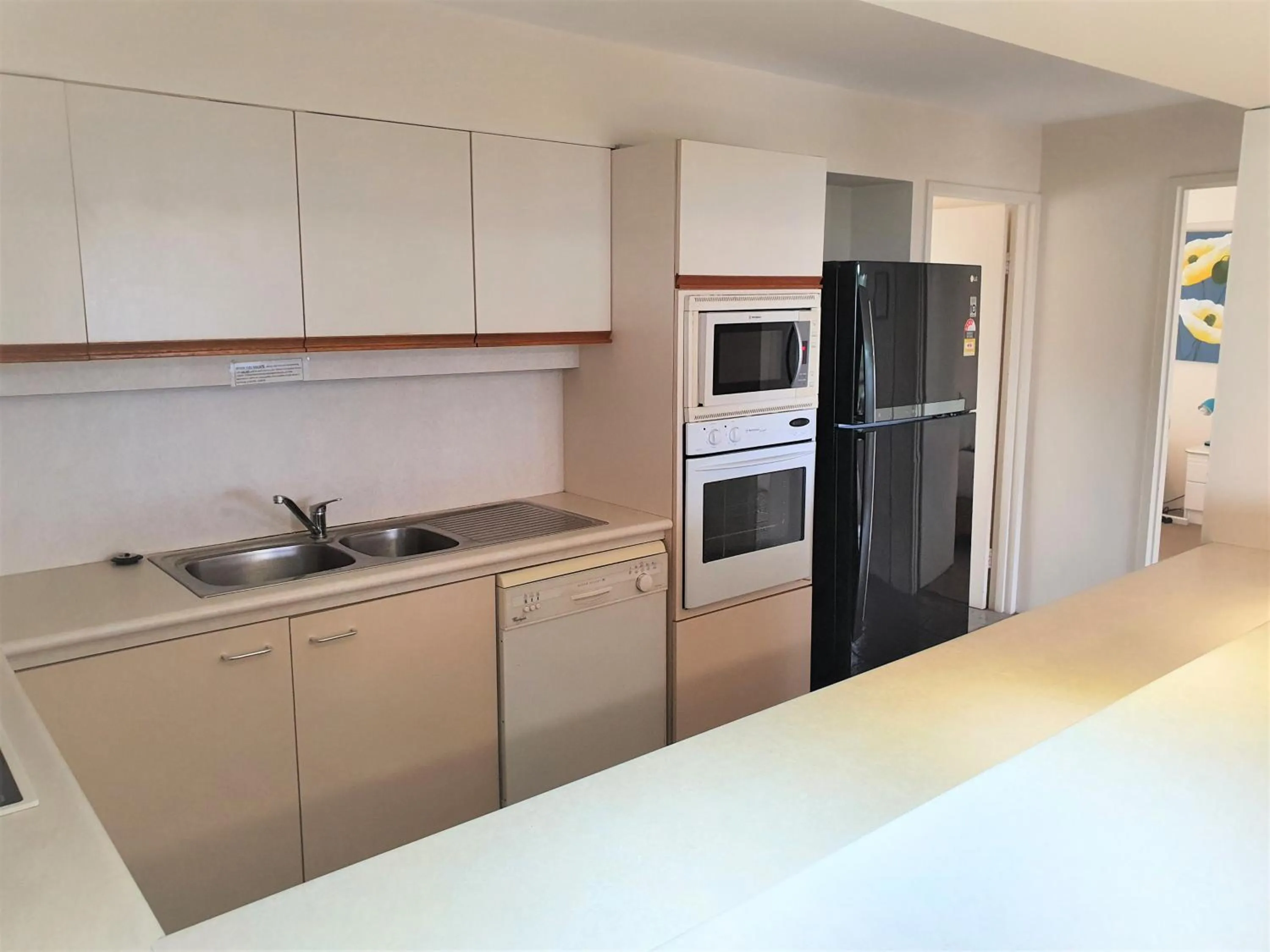 Kitchen or kitchenette in Burleigh Esplanade Apartments