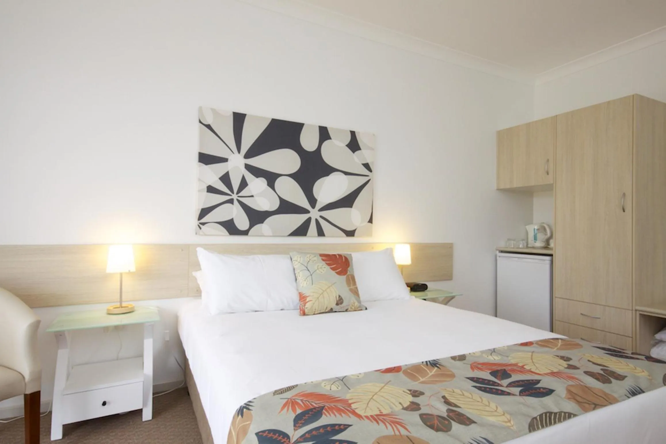 Coffee/tea facilities, Bed in The Coast Motel