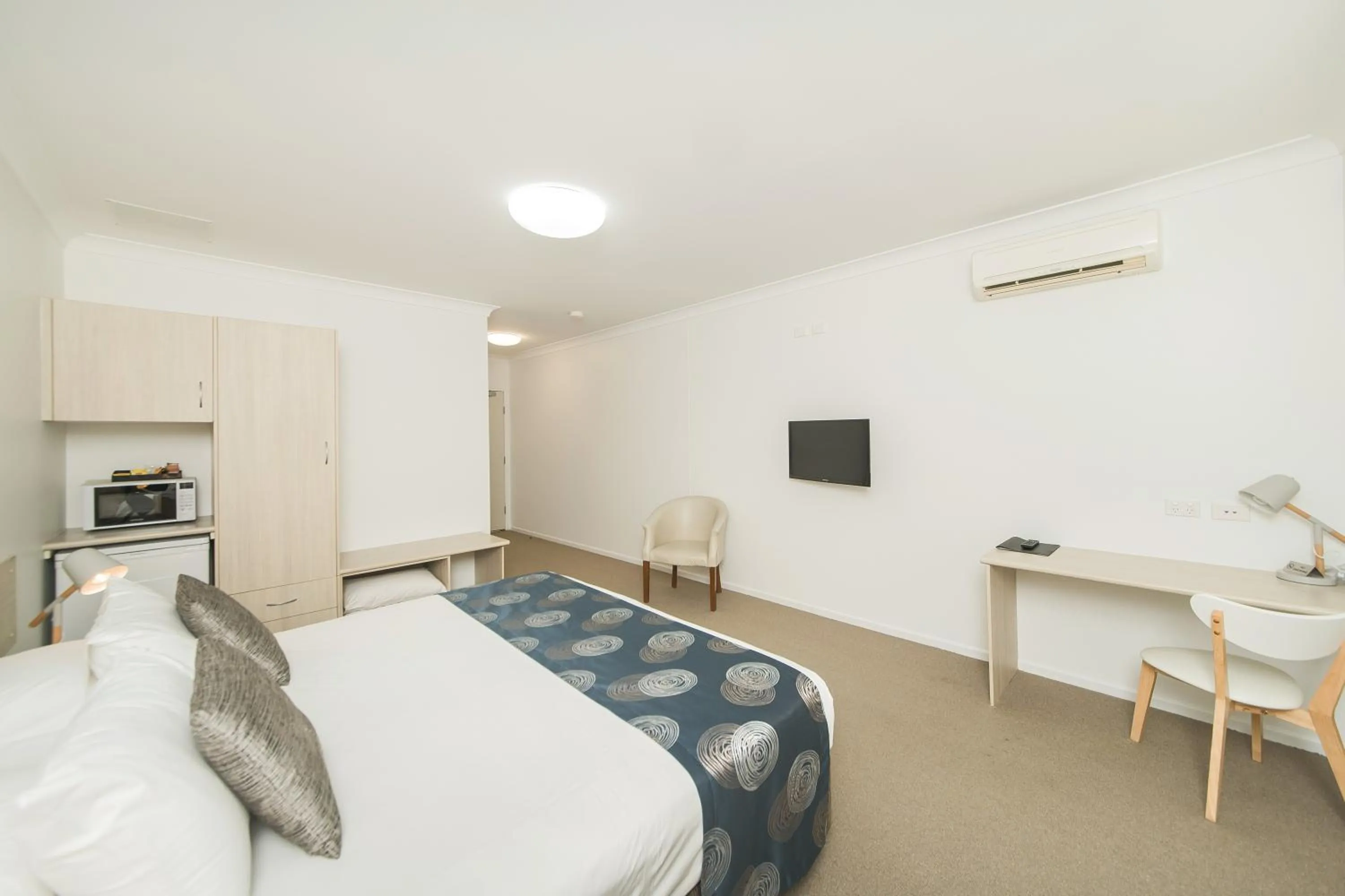 Photo of the whole room, Bed in The Coast Motel