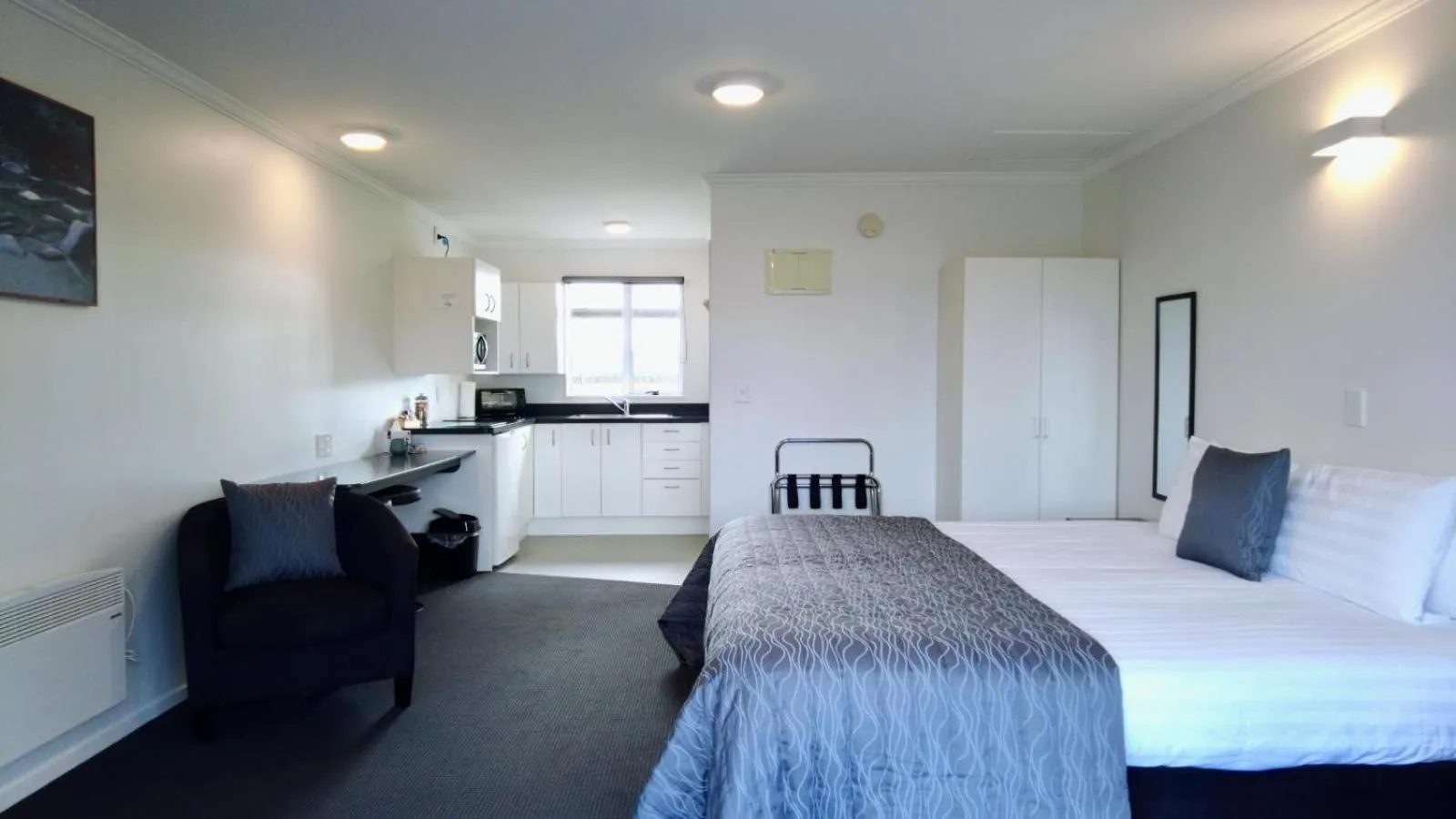 Photo of the whole room, Bed in 554 Moana Court Motel