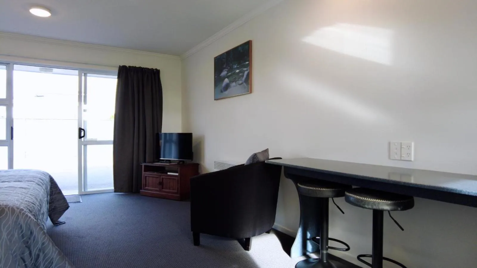 TV and multimedia in 554 Moana Court Motel