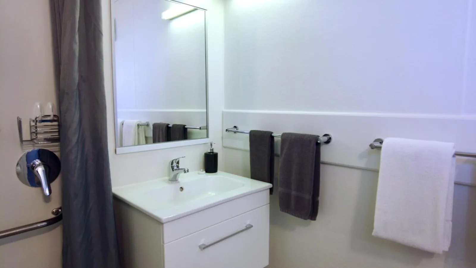 Bathroom in 554 Moana Court Motel