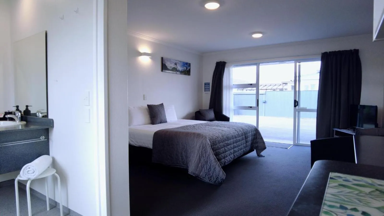 Photo of the whole room, Bed in 554 Moana Court Motel