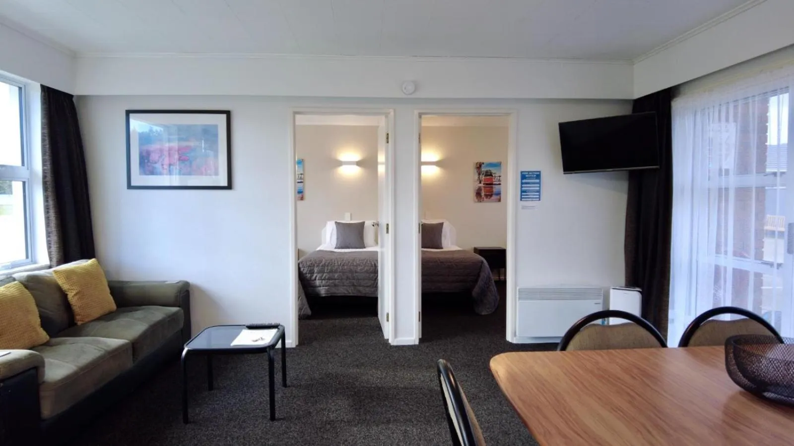 Photo of the whole room, Bed in 554 Moana Court Motel