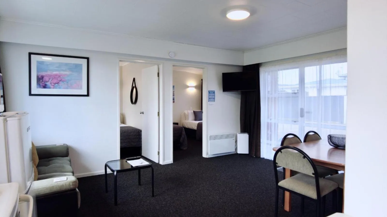 TV and multimedia in 554 Moana Court Motel