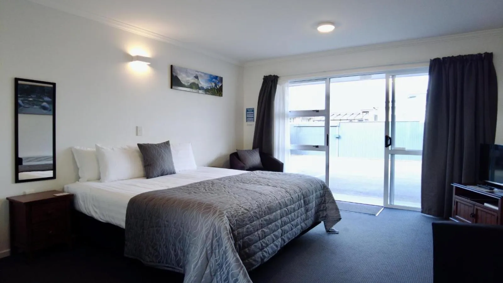 Photo of the whole room, Bed in 554 Moana Court Motel