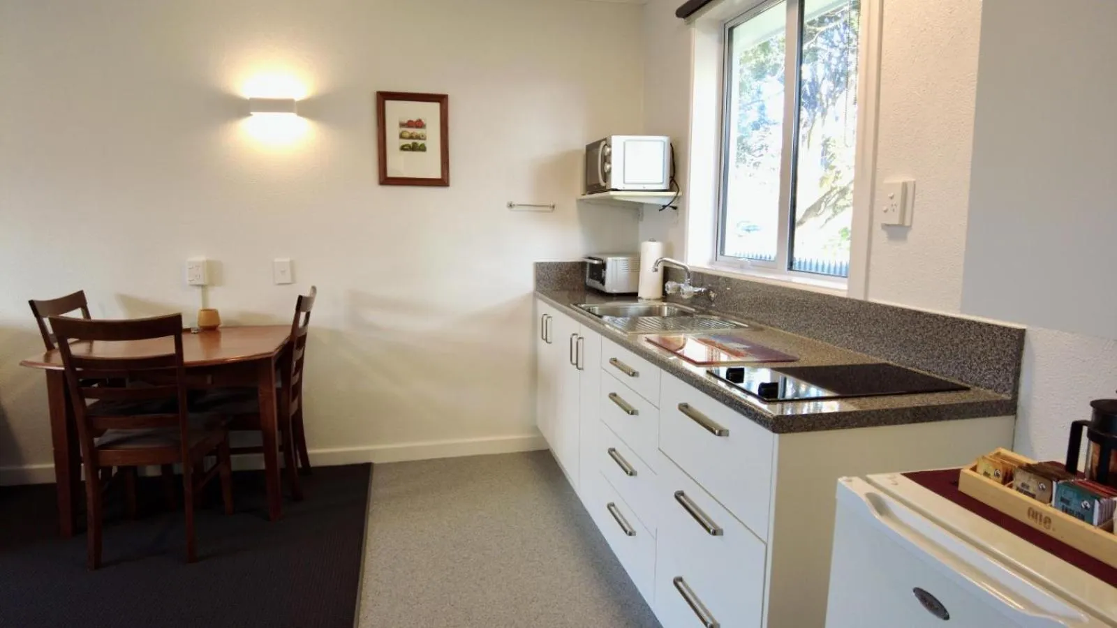 Kitchen or kitchenette in 554 Moana Court Motel
