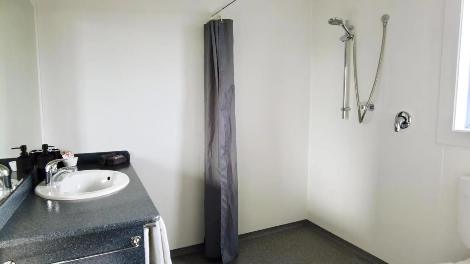 Shower in 554 Moana Court Motel