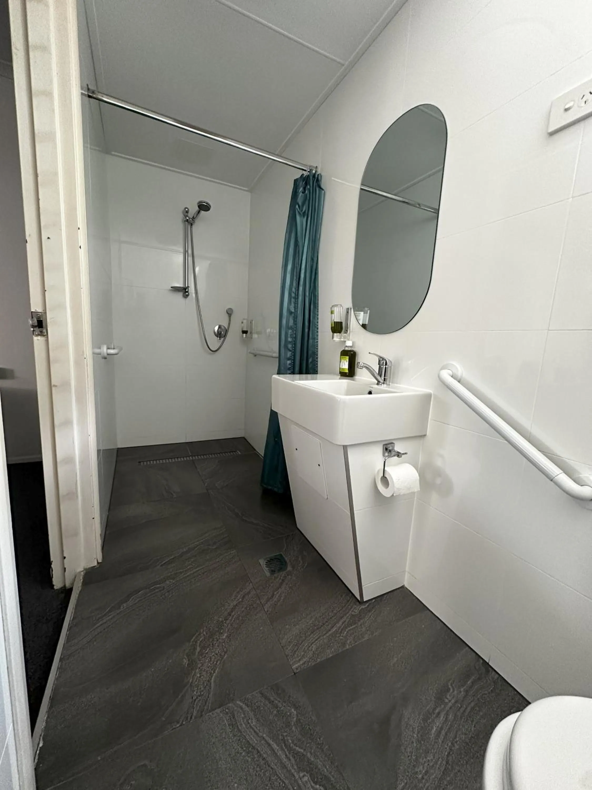 Shower in The Q Motel Rockhampton