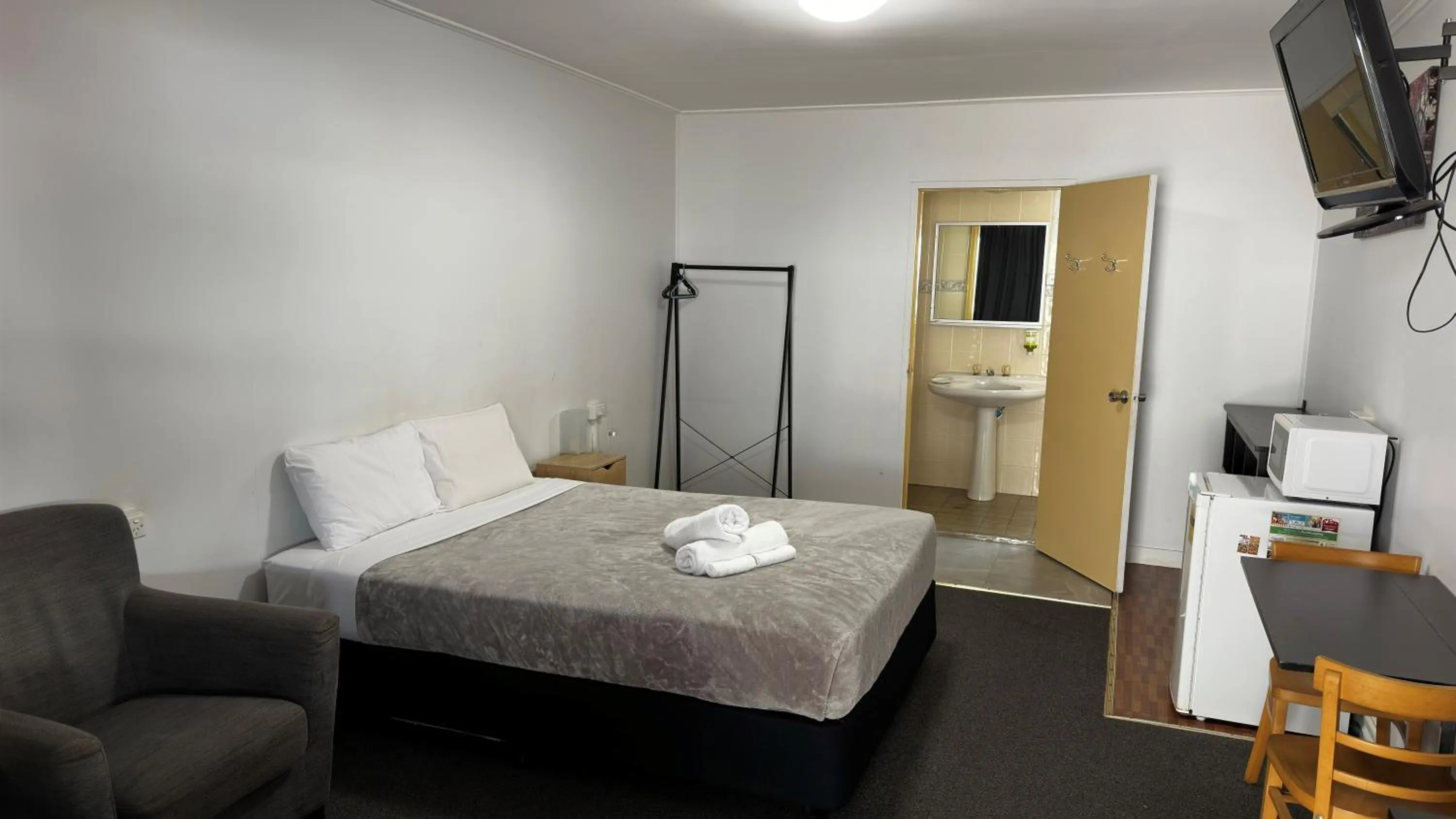 Bed in The Q Motel Rockhampton