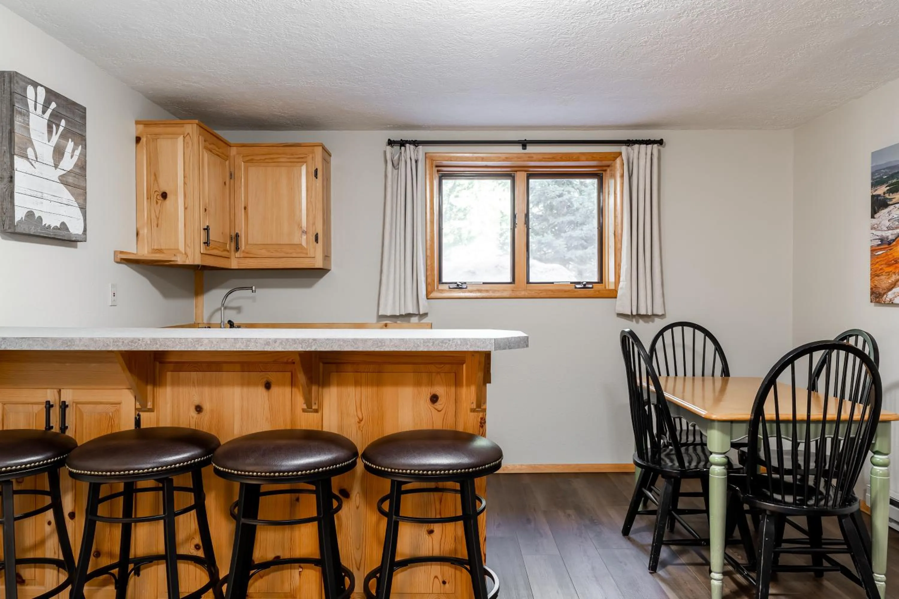 Kitchen or kitchenette in Shepherd Family Retreats- Moose