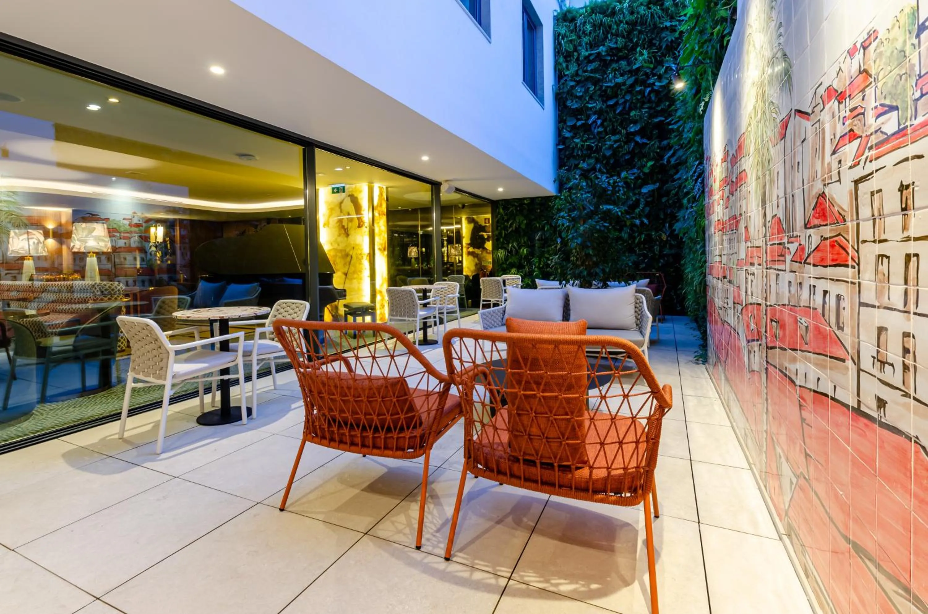 Lounge or bar in TURIM Lisboa Hotel